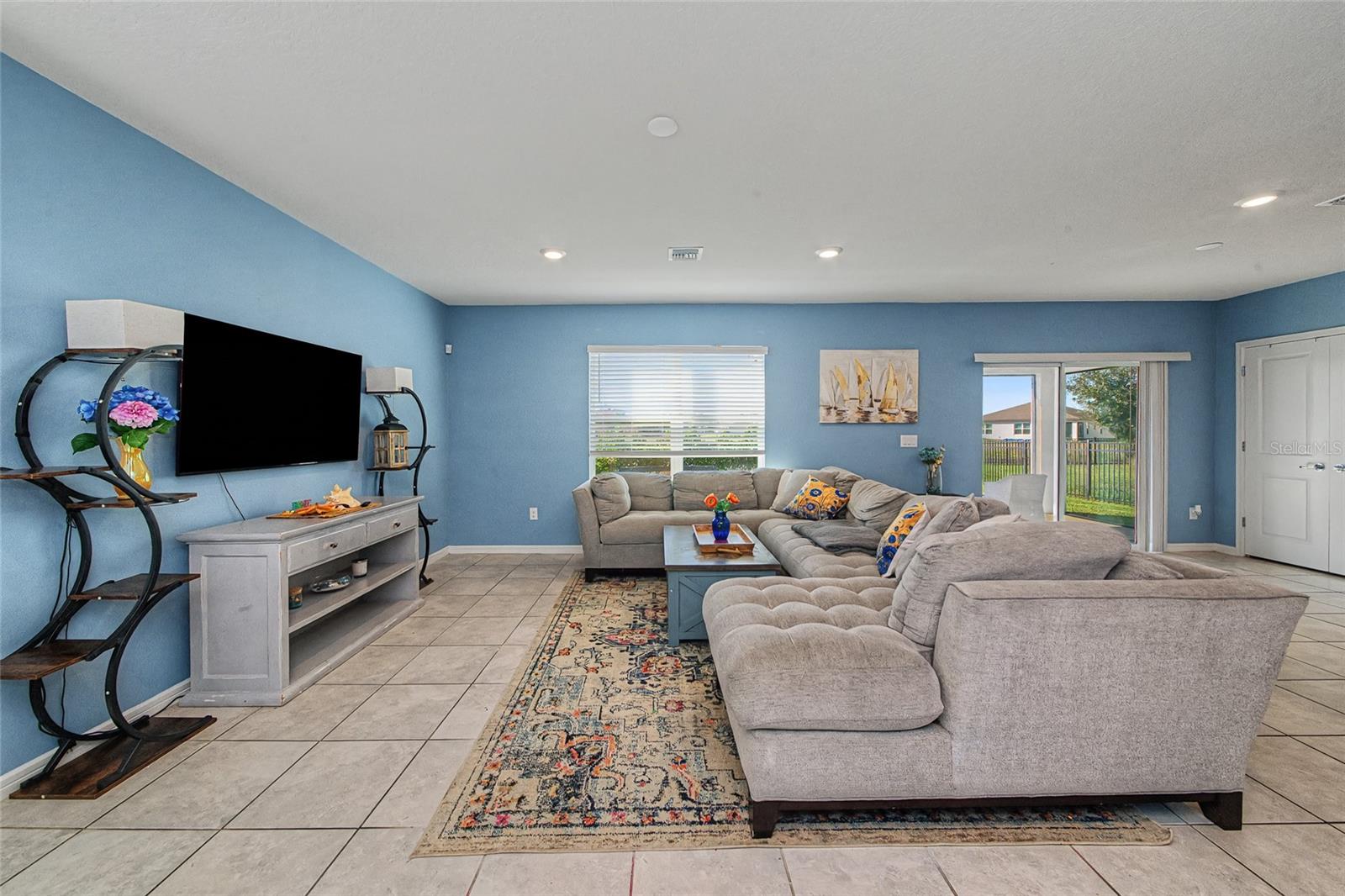 Image 5 of 49 For 8982 Royal River Circle