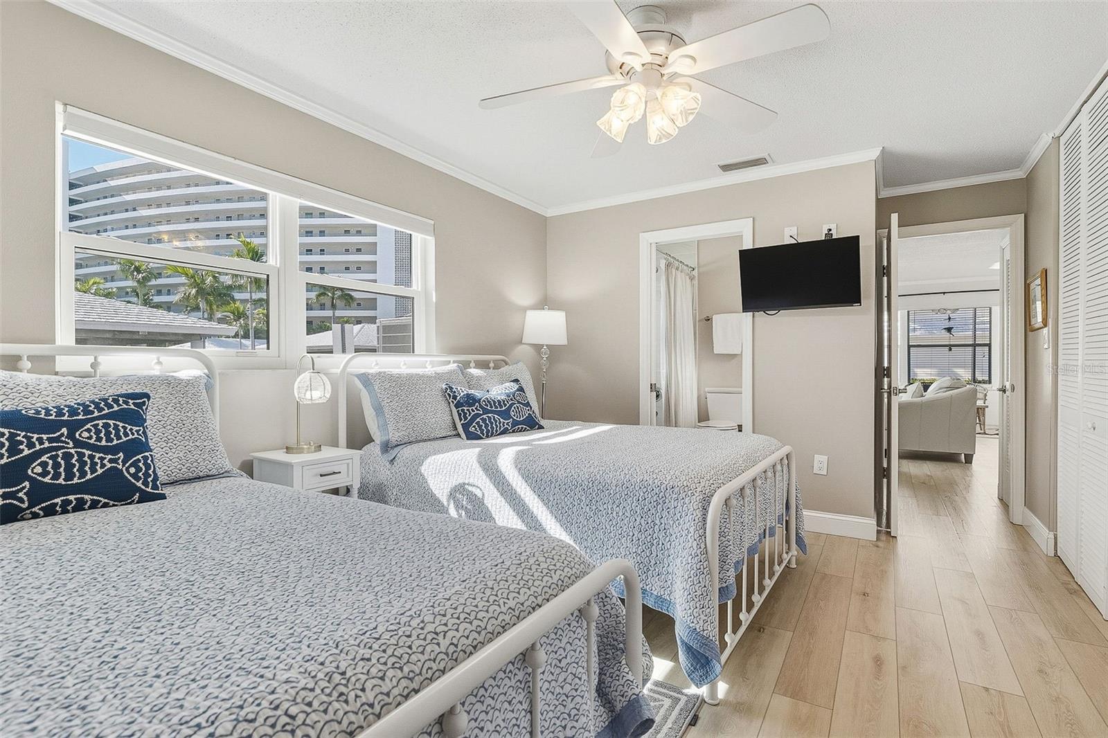 Image 22 of 30 For 6300 Midnight Pass Road 21