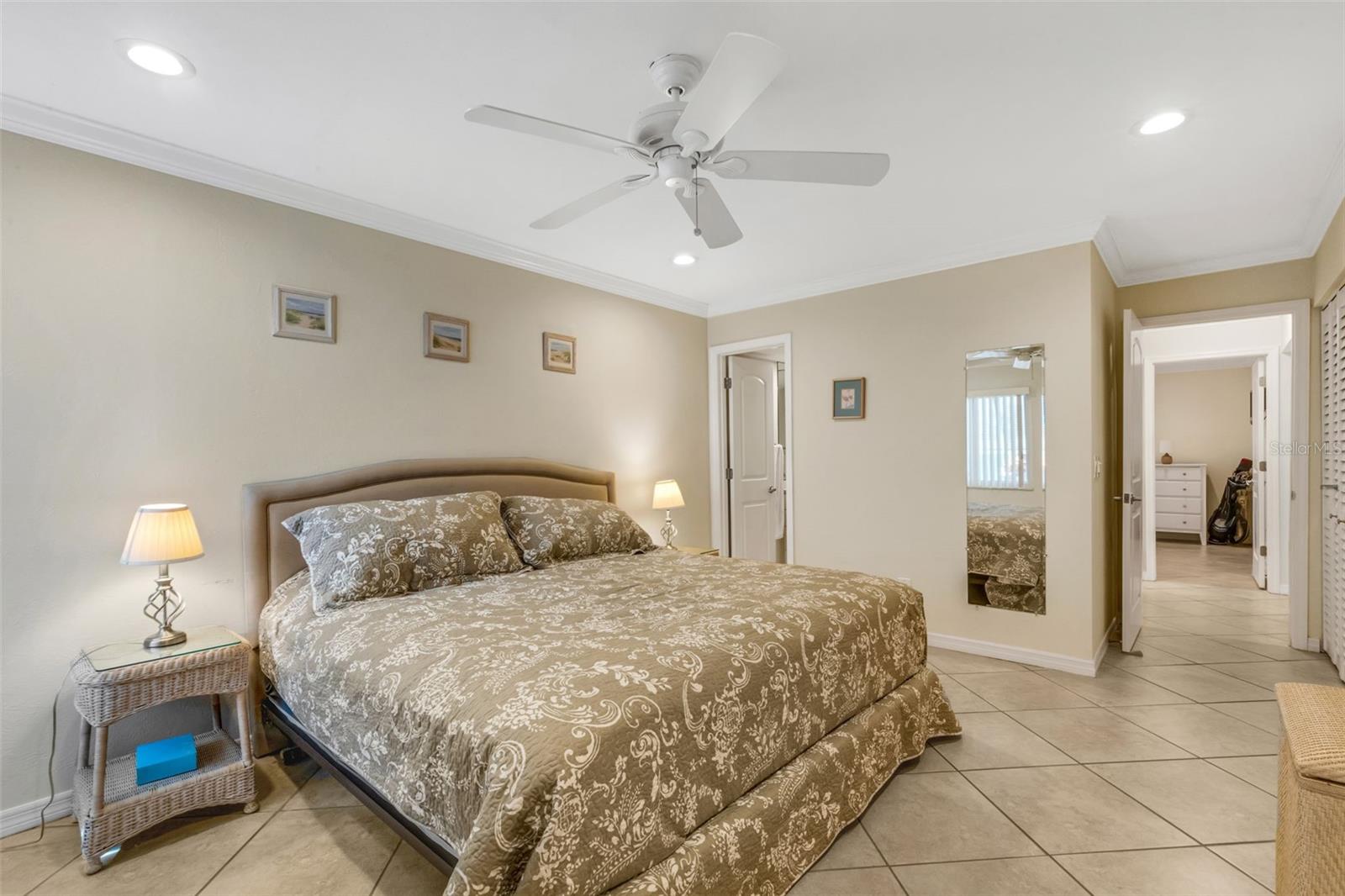 Image 17 of 42 For 5661 Midnight Pass Road 401