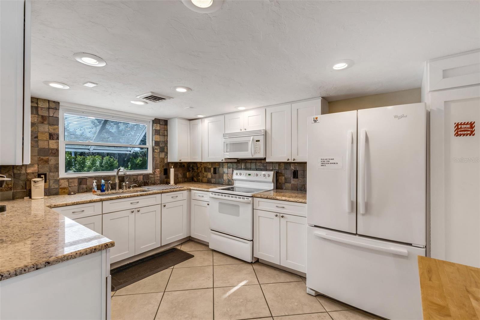 Image 31 of 42 For 5661 Midnight Pass Road 401