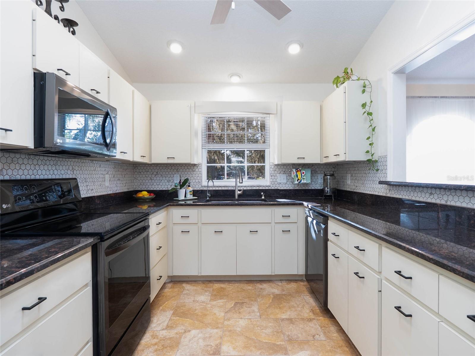 Image 18 of 68 For 2144 Black Oak Court