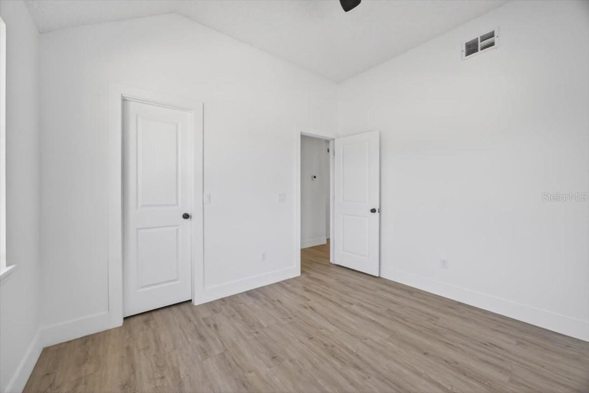 Image 17 of 25 For 8618 Valley Ridge Court