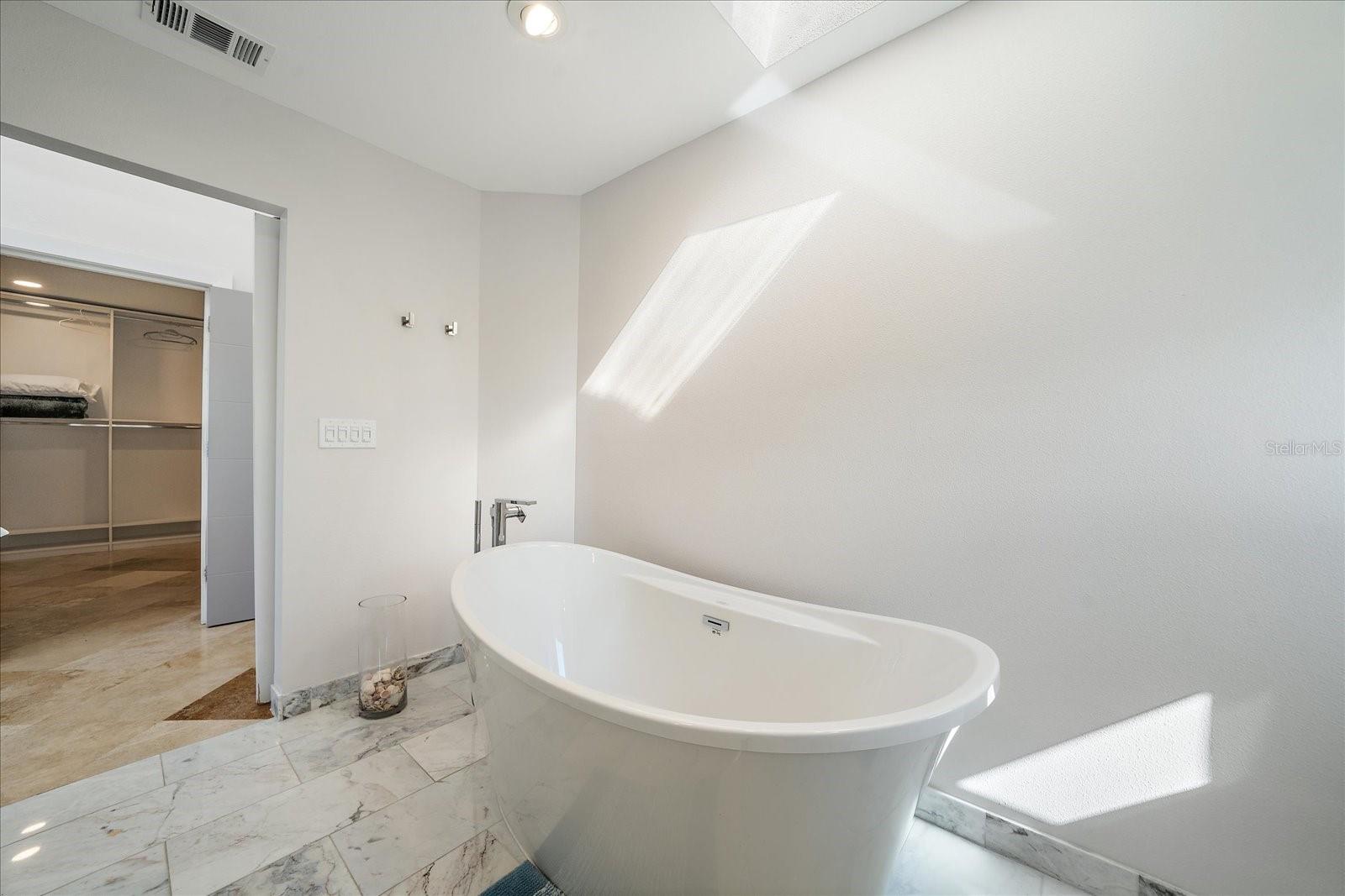 Image 42 of 75 For 412 Casey Key Road