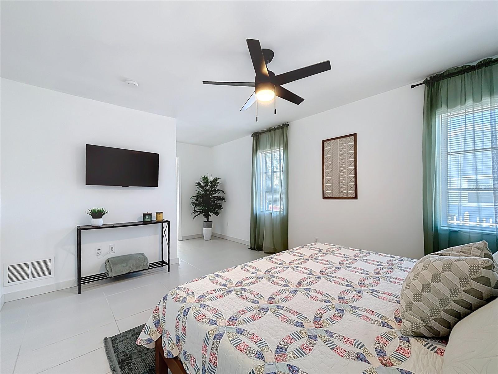 Image 23 of 55 For 1046 Lee Street