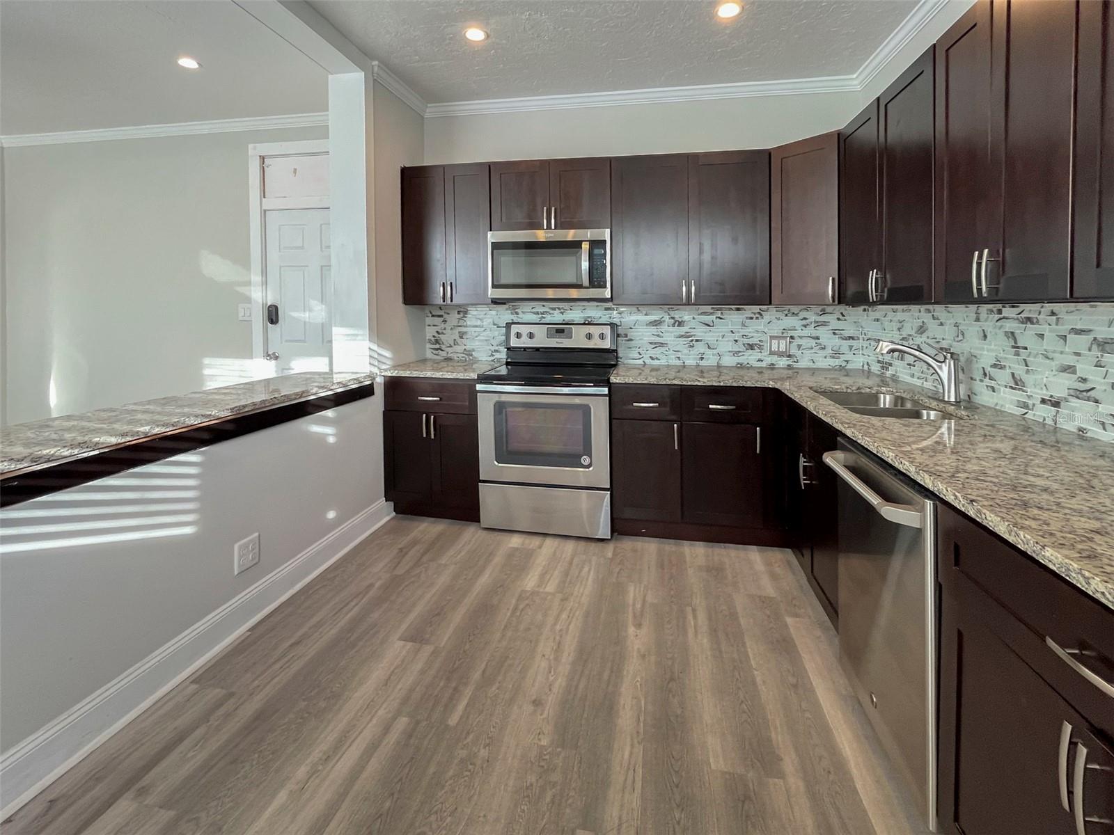 Image 4 of 9 For 408 Armada Road S 7