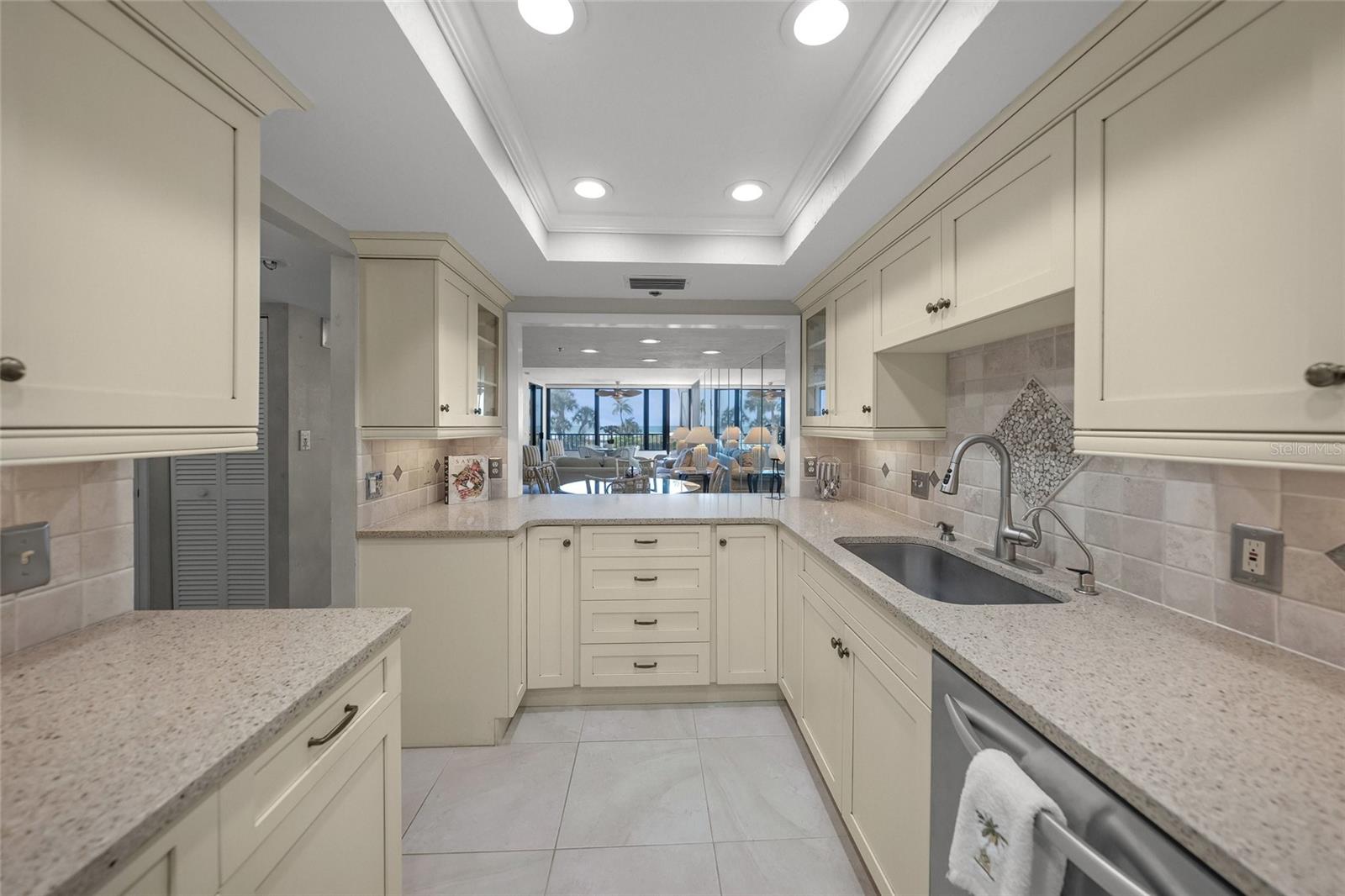 Listing photo id 8 for 5740 Midnight Pass Road 104f