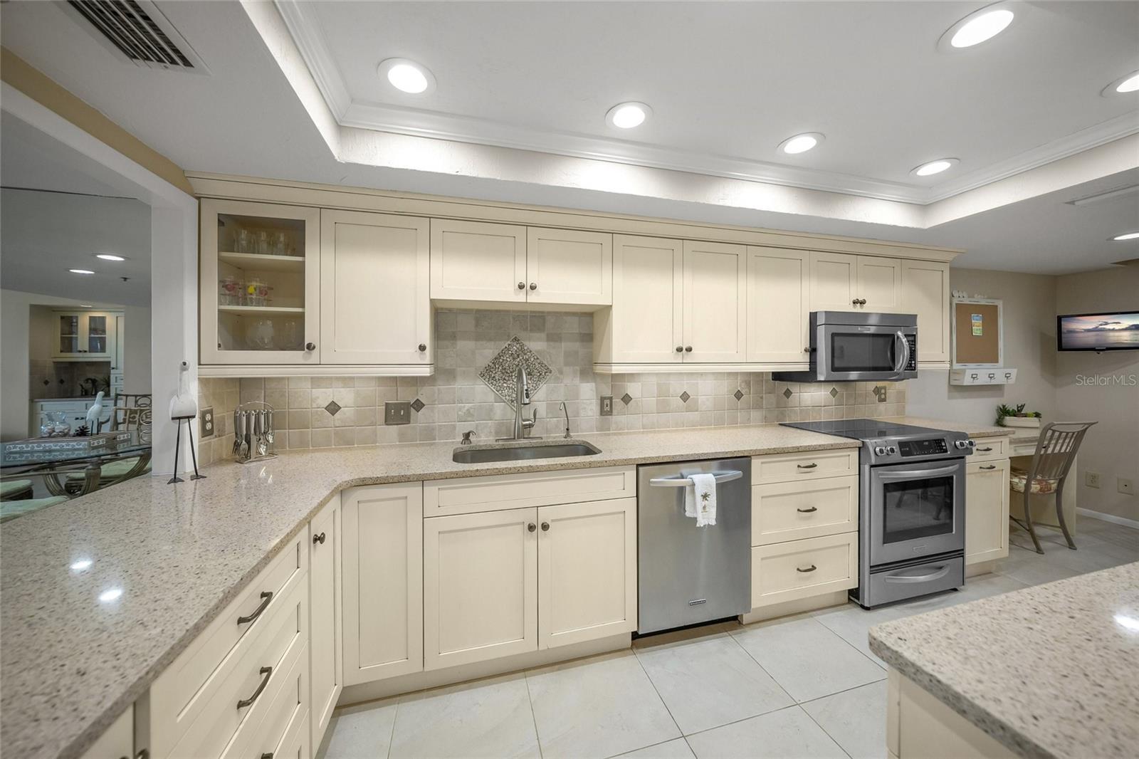 Listing photo id 9 for 5740 Midnight Pass Road 104f