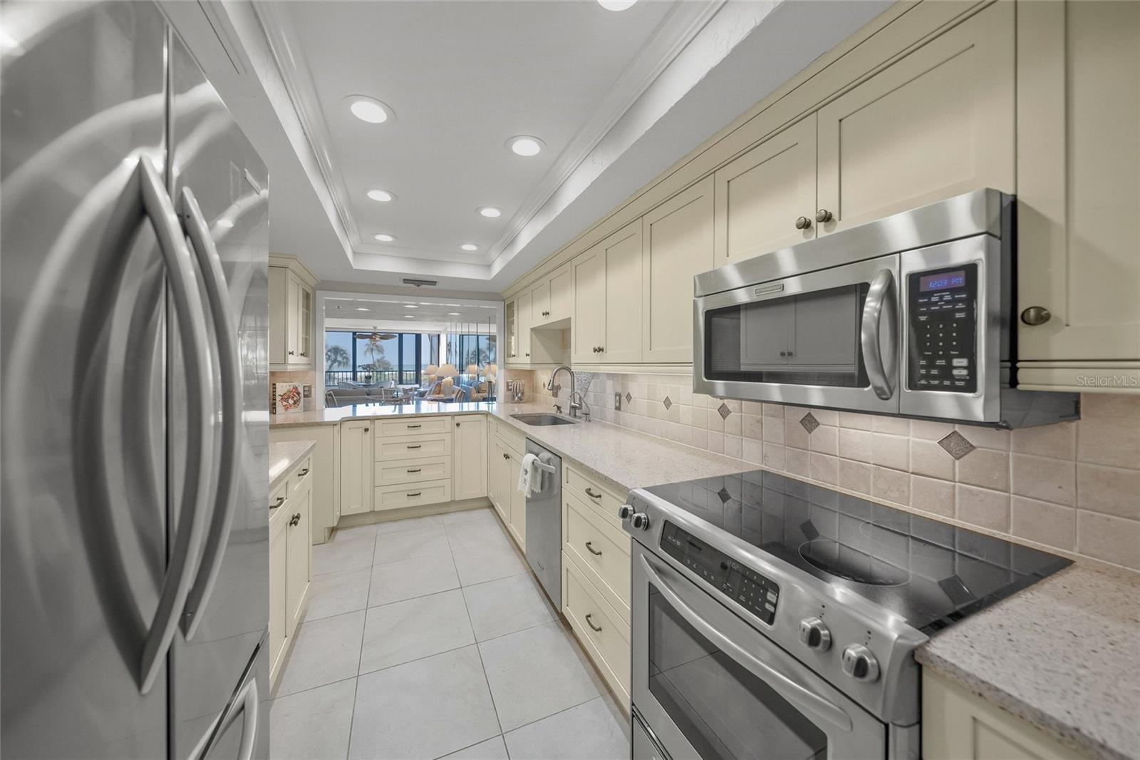 Listing photo id 10 for 5740 Midnight Pass Road 104f