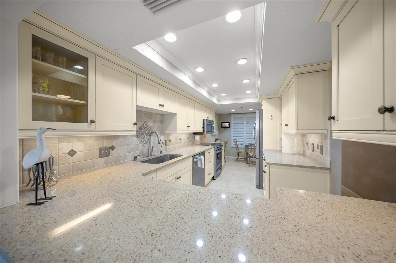 Listing photo id 11 for 5740 Midnight Pass Road 104f