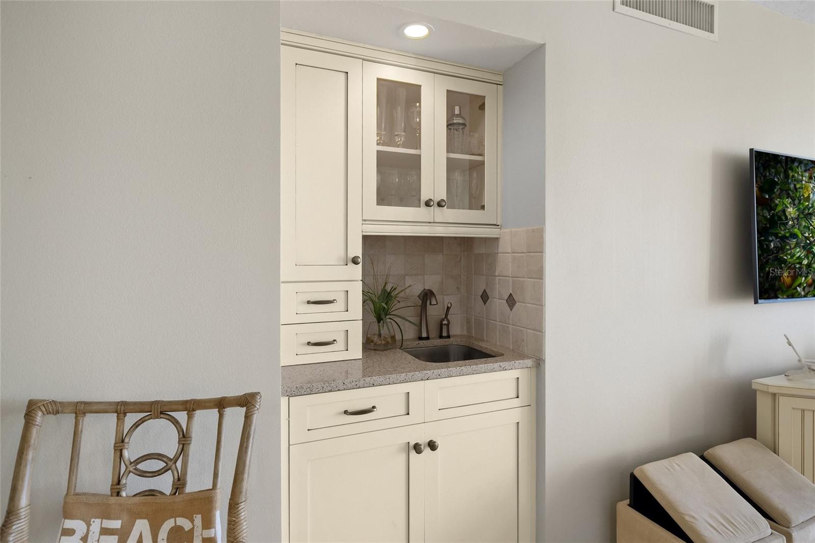 Listing photo id 16 for 5740 Midnight Pass Road 104f