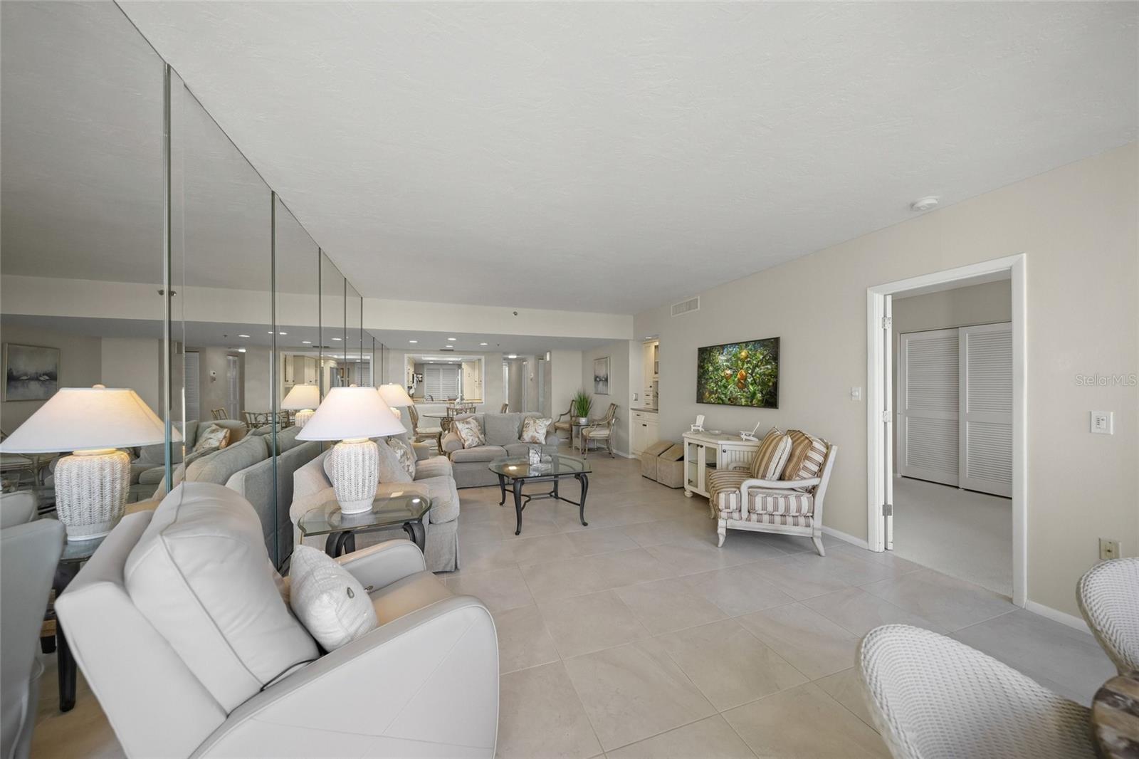 Listing photo id 17 for 5740 Midnight Pass Road 104f