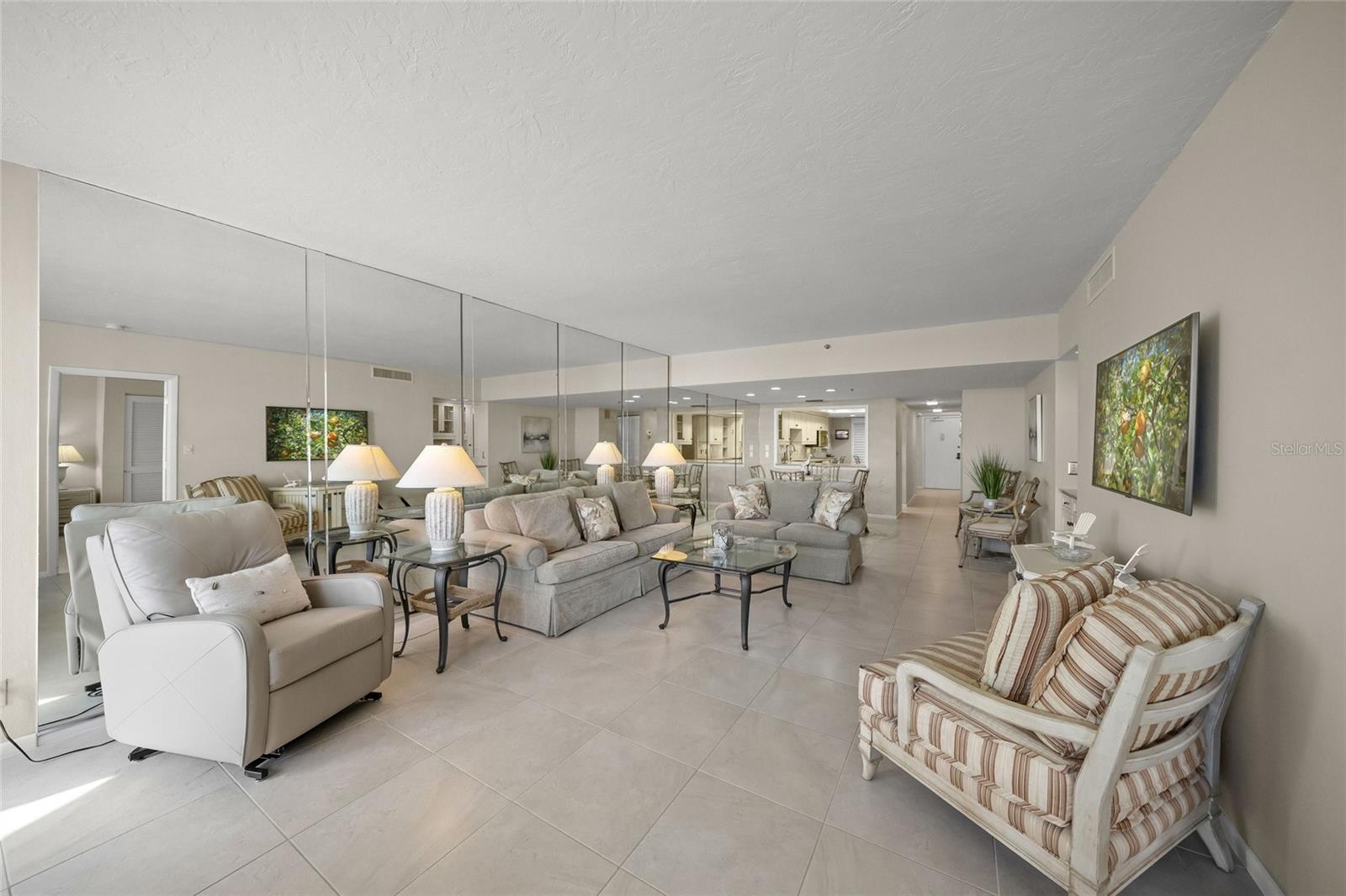 Listing photo id 18 for 5740 Midnight Pass Road 104f