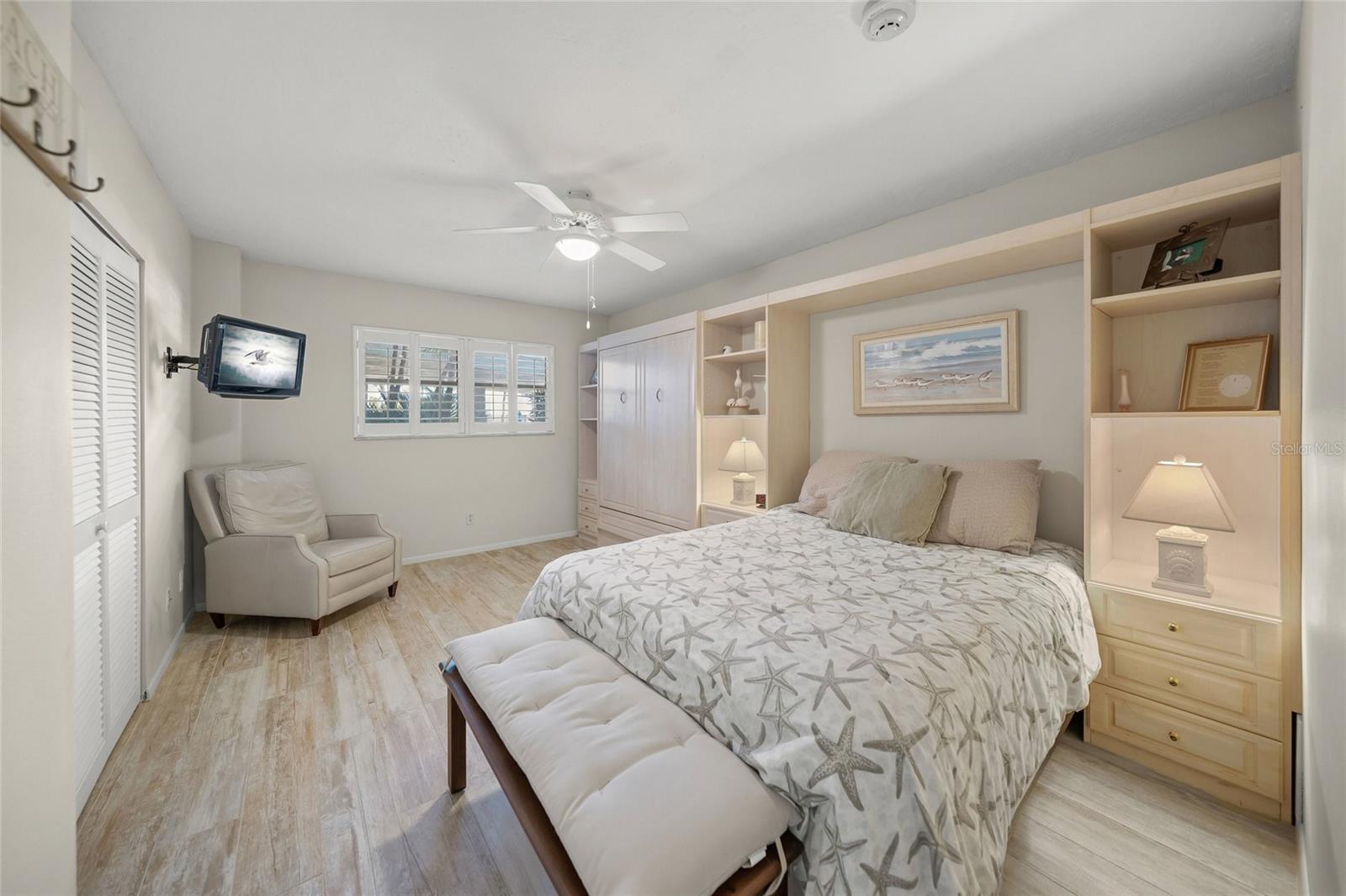 Listing photo id 26 for 5740 Midnight Pass Road 104f