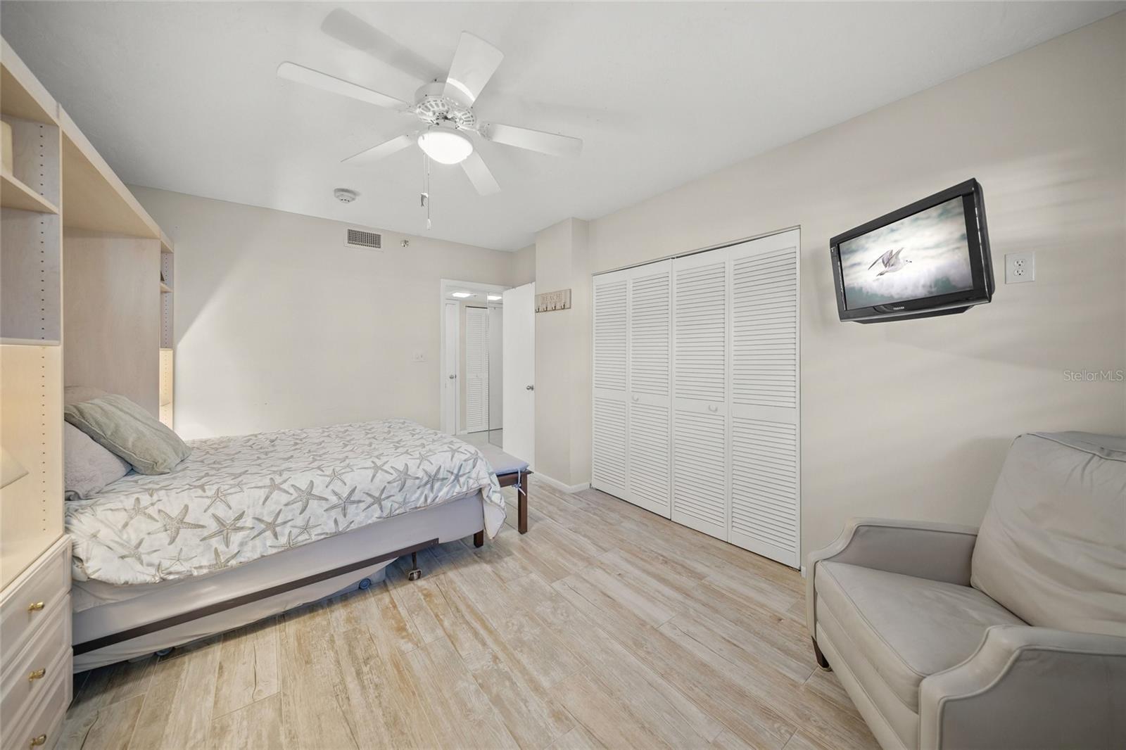 Listing photo id 27 for 5740 Midnight Pass Road 104f