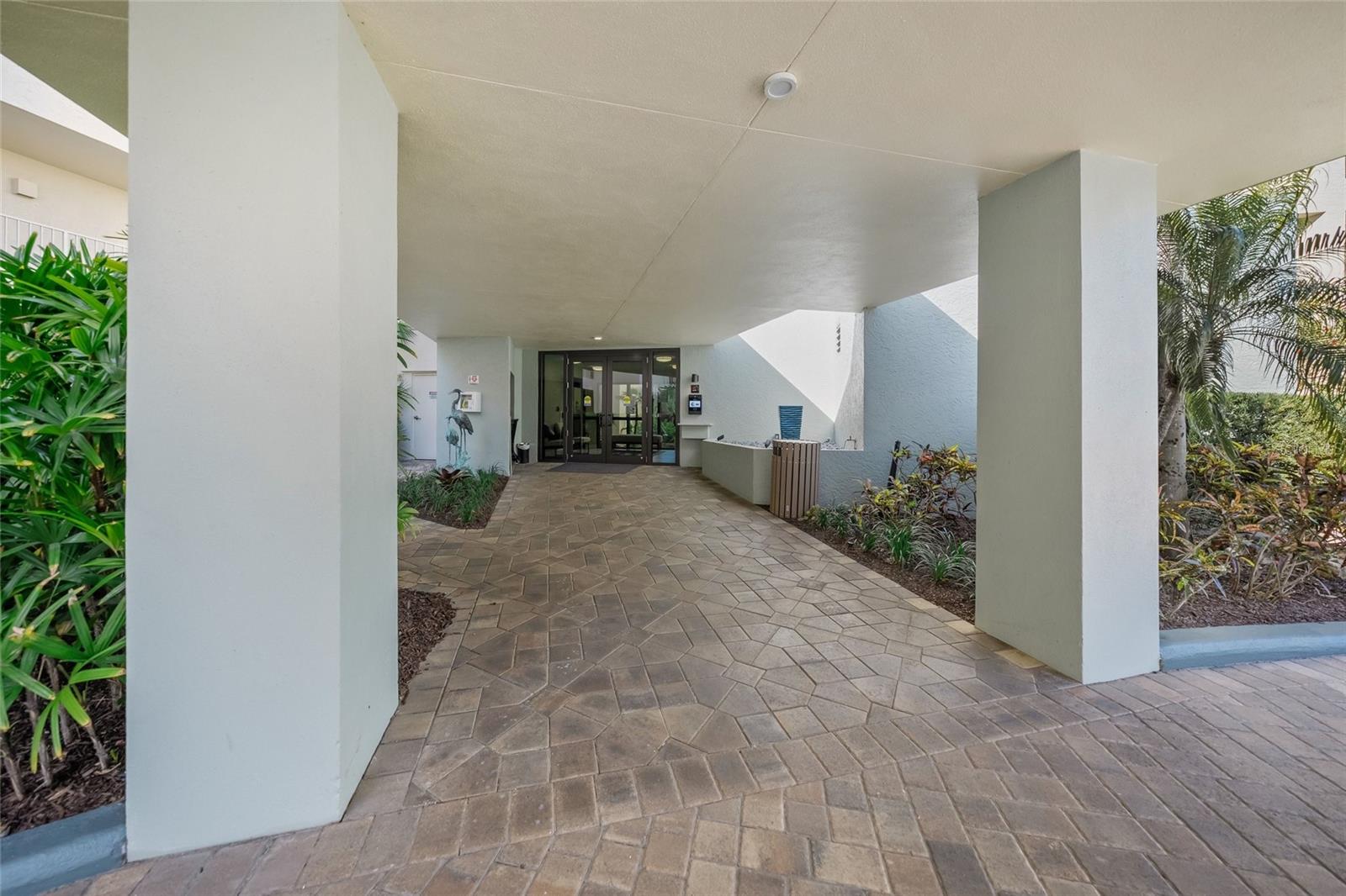 Listing photo id 32 for 5740 Midnight Pass Road 104f