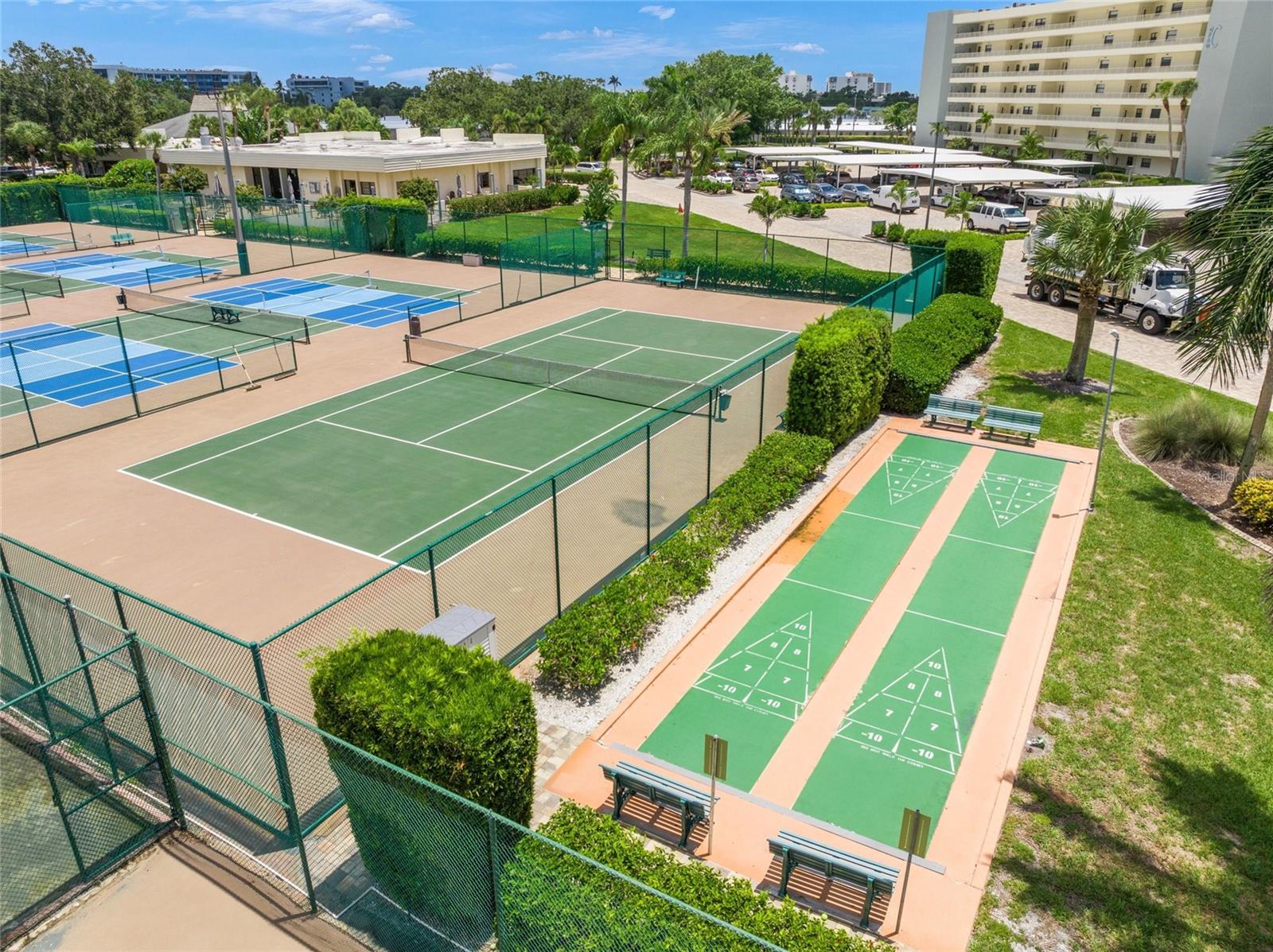 Listing photo id 49 for 5740 Midnight Pass Road 104f