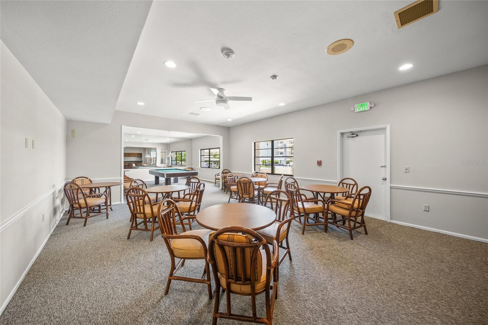 Listing photo id 53 for 5740 Midnight Pass Road 104f