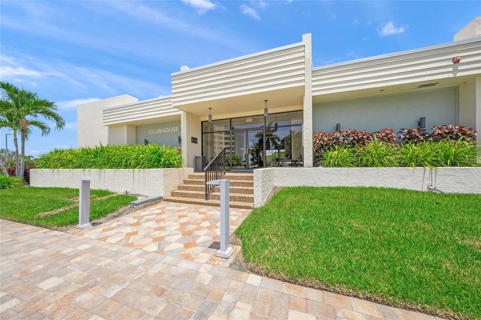 Listing photo id 57 for 5740 Midnight Pass Road 104f