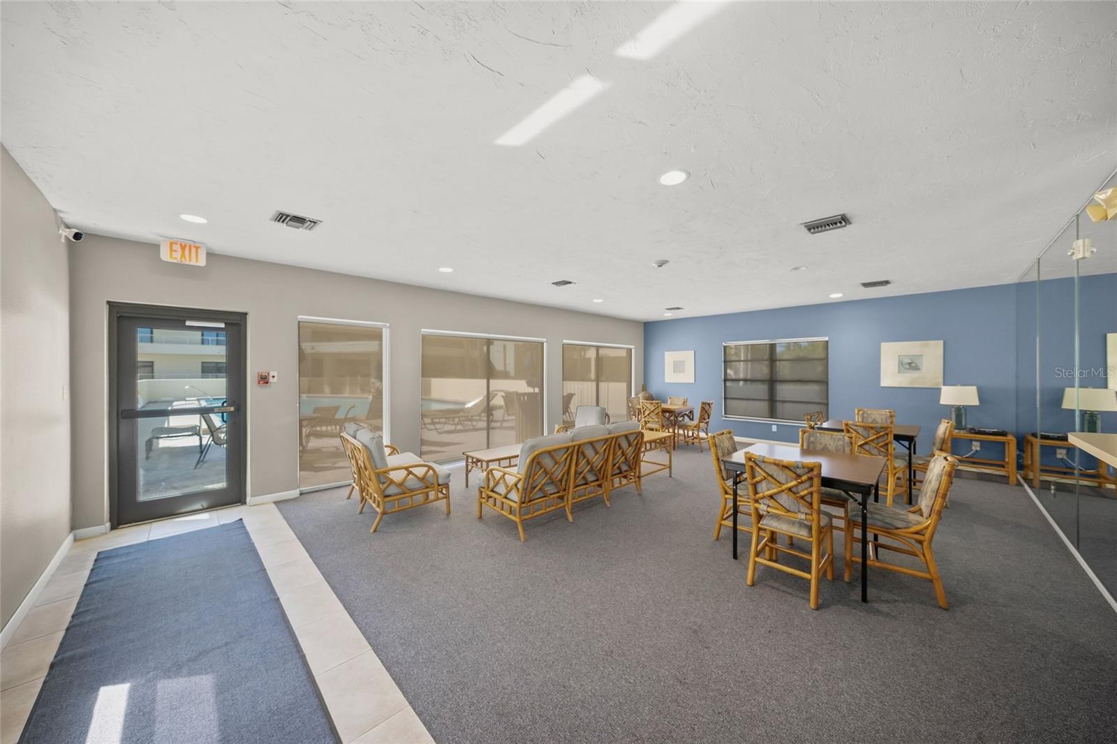 Listing photo id 66 for 5740 Midnight Pass Road 104f