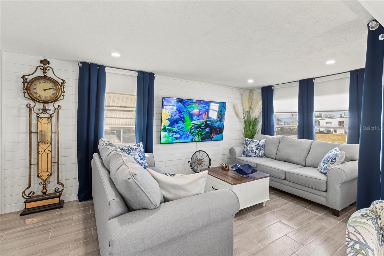 Image 11 of 40 For 704 49th Avenue Terrace W