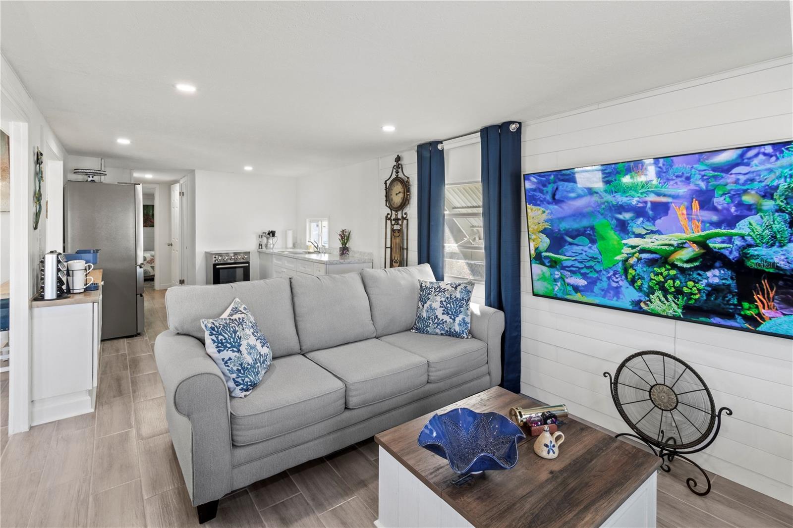 Image 13 of 40 For 704 49th Avenue Terrace W