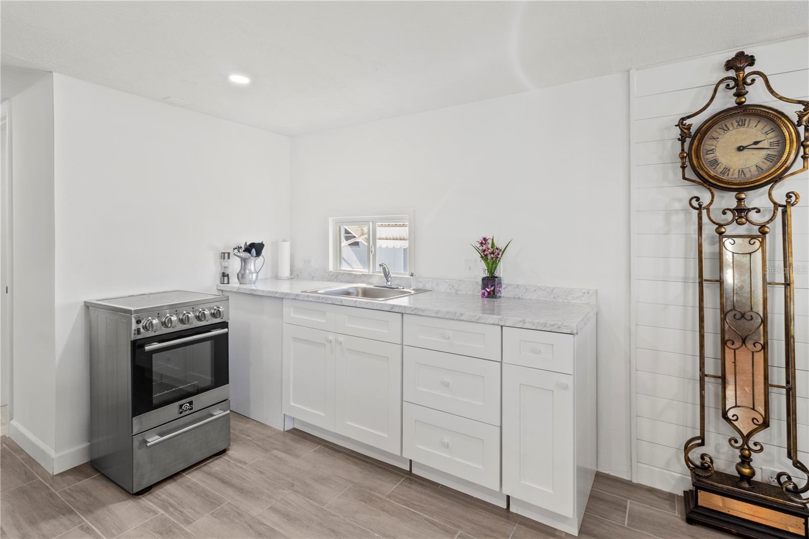 Image 18 of 40 For 704 49th Avenue Terrace W