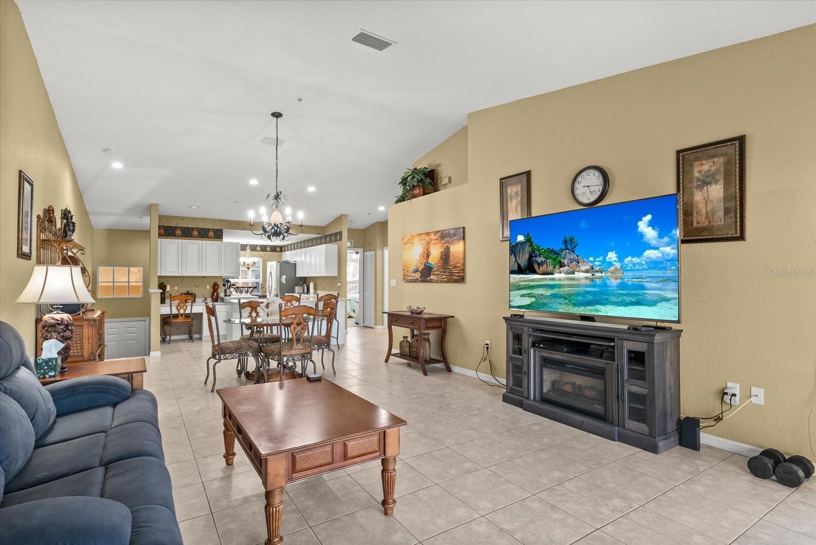 Image 22 of 43 For 7040 Strand Circle 201