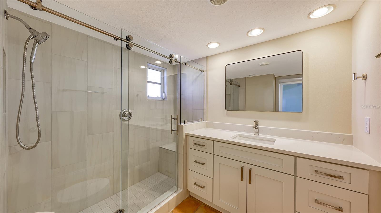 Image 15 of 33 For 5860 Midnight Pass Road 40