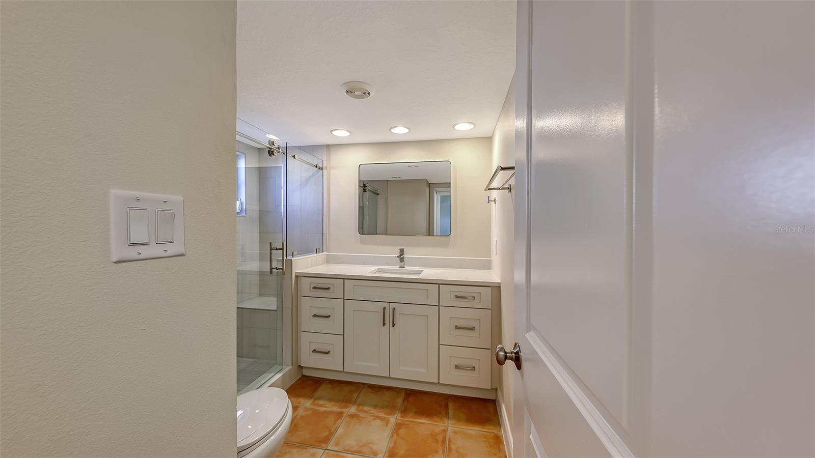 Image 16 of 33 For 5860 Midnight Pass Road 40