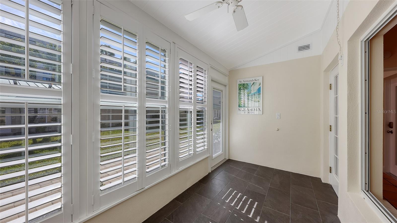 Image 18 of 33 For 5860 Midnight Pass Road 40