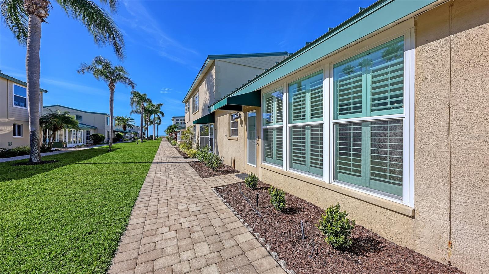 Image 20 of 33 For 5860 Midnight Pass Road 40