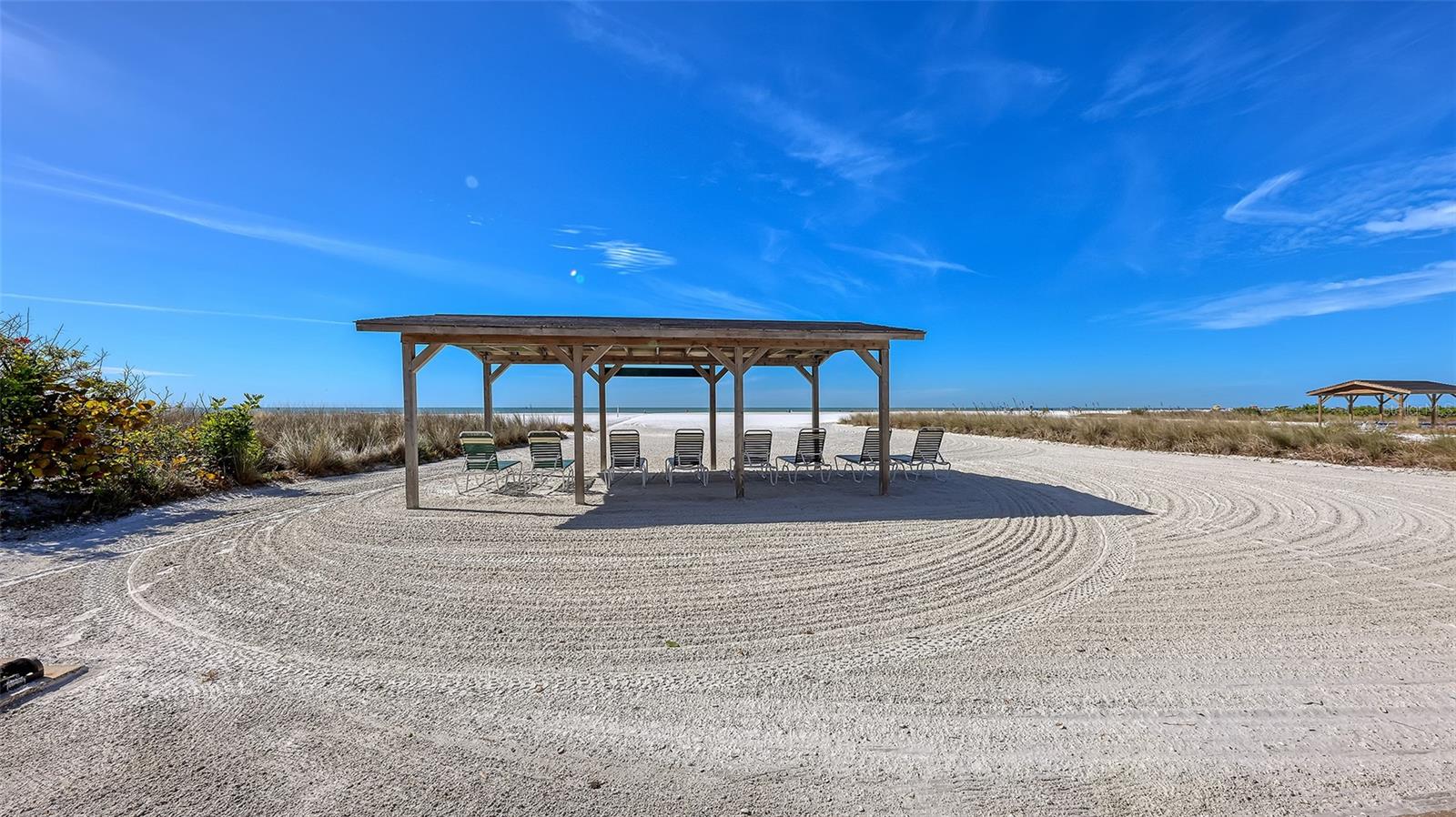 Image 26 of 33 For 5860 Midnight Pass Road 40