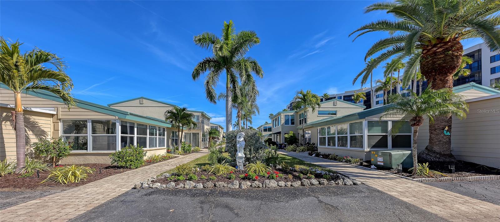 Image 27 of 33 For 5860 Midnight Pass Road 40