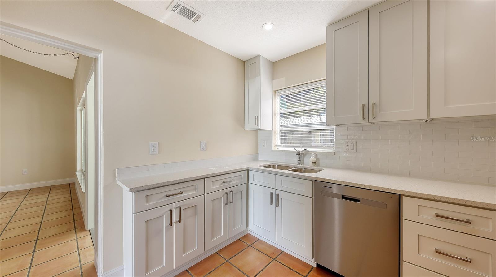 Image 5 of 33 For 5860 Midnight Pass Road 40