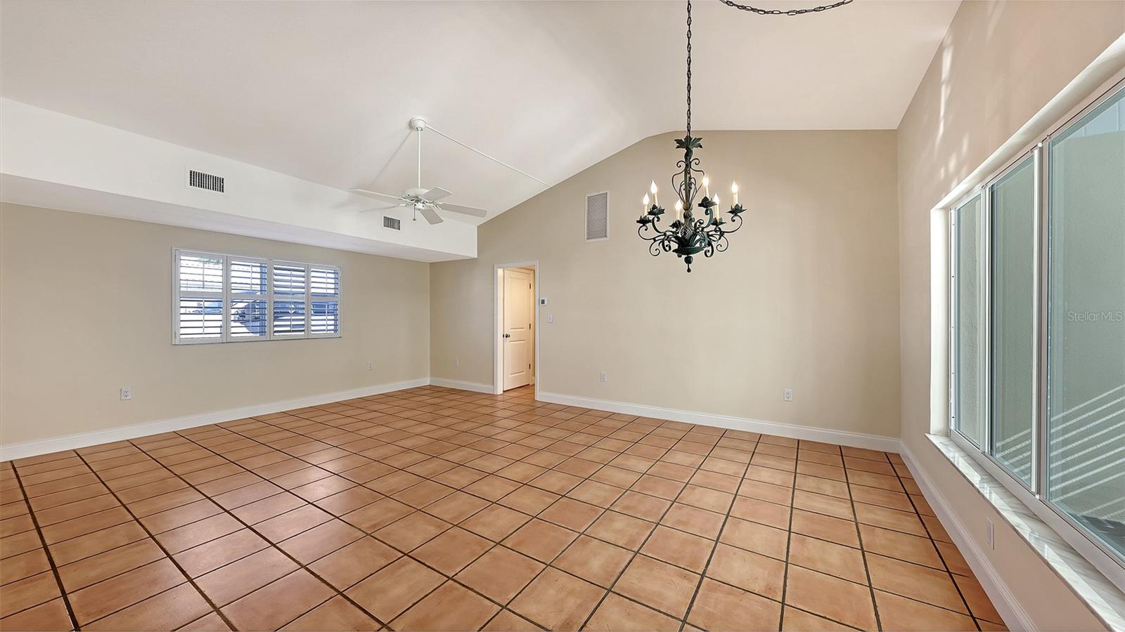 Image 7 of 33 For 5860 Midnight Pass Road 40