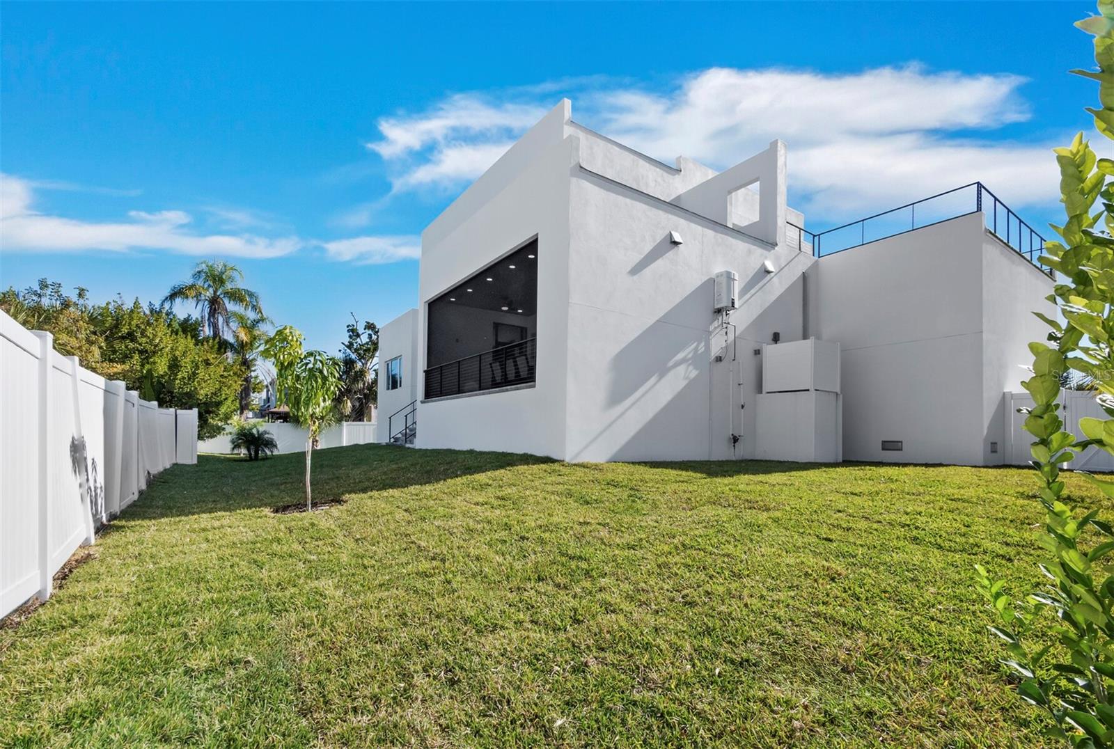 Image 44 of 55 For 635 Jungle Queen Way