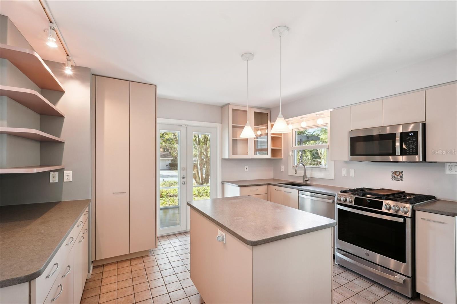 Image 16 of 47 For 349 Scott Avenue