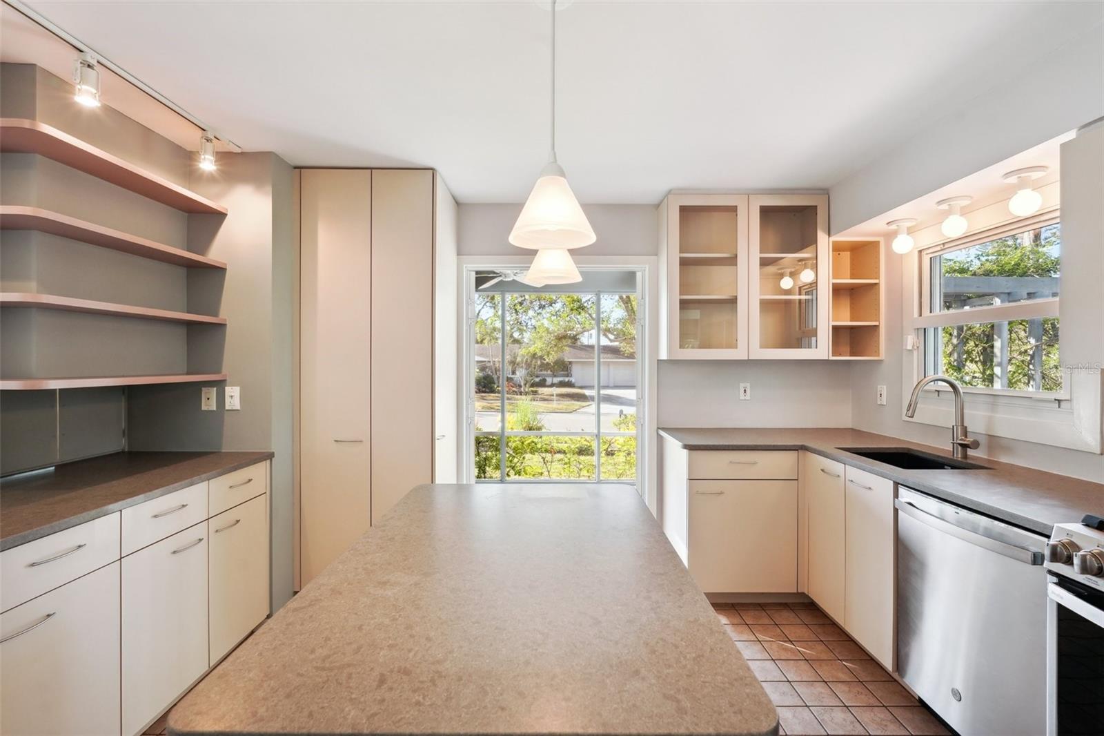 Image 18 of 47 For 349 Scott Avenue