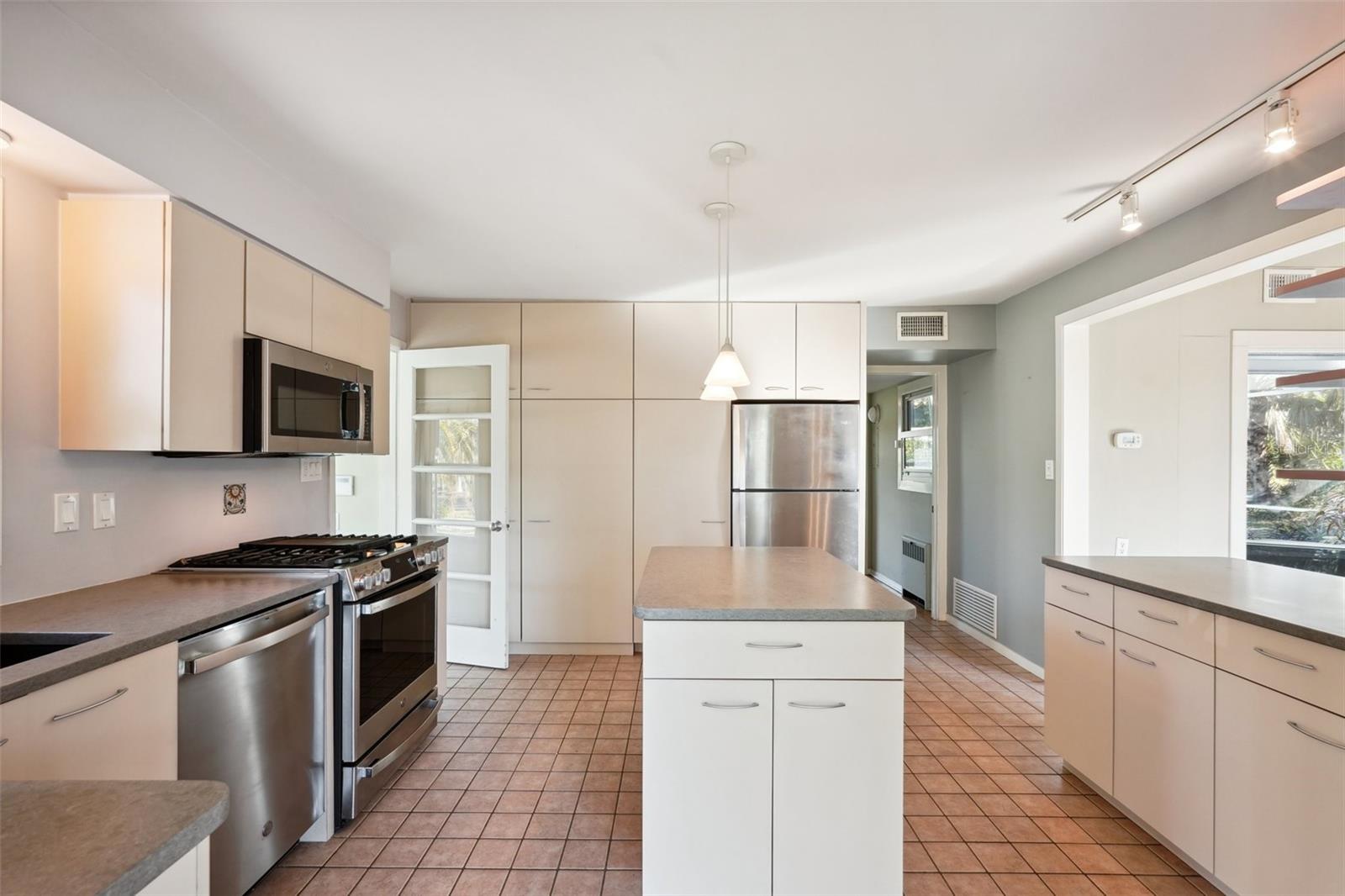 Image 19 of 47 For 349 Scott Avenue