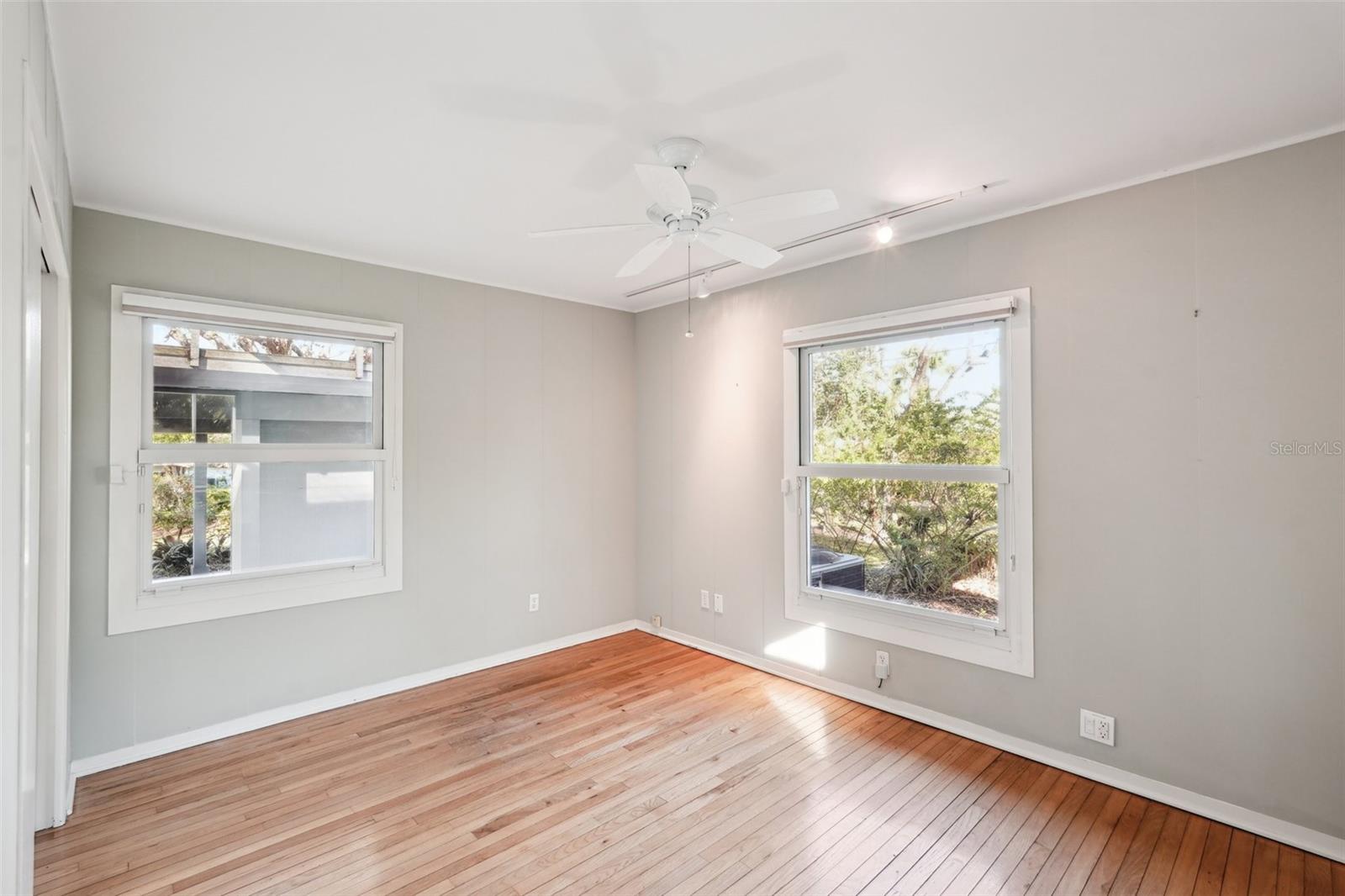 Image 23 of 47 For 349 Scott Avenue