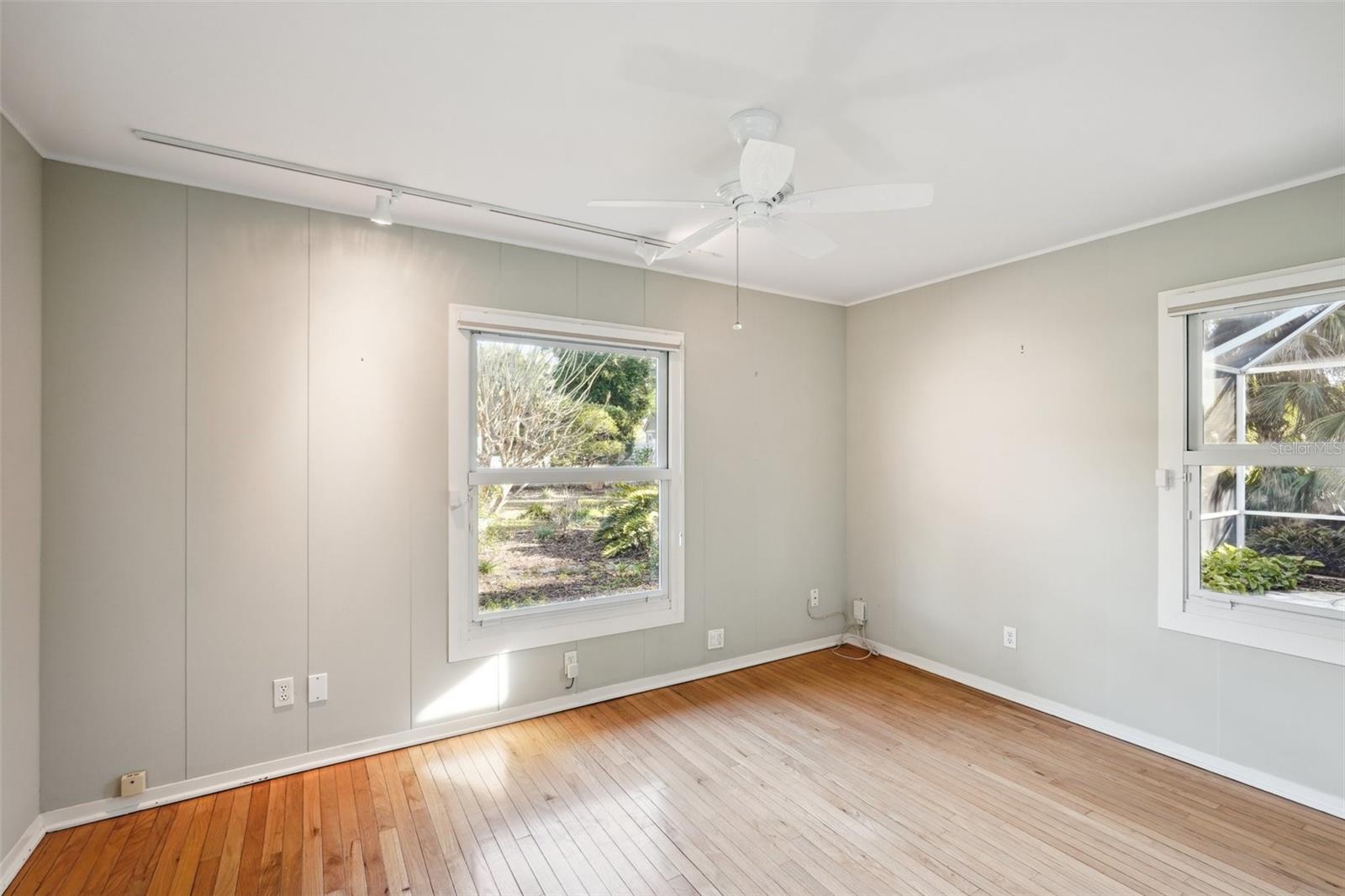 Image 25 of 47 For 349 Scott Avenue