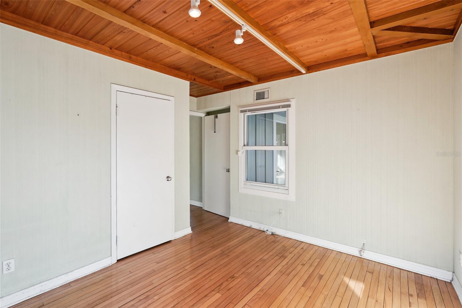 Image 26 of 47 For 349 Scott Avenue