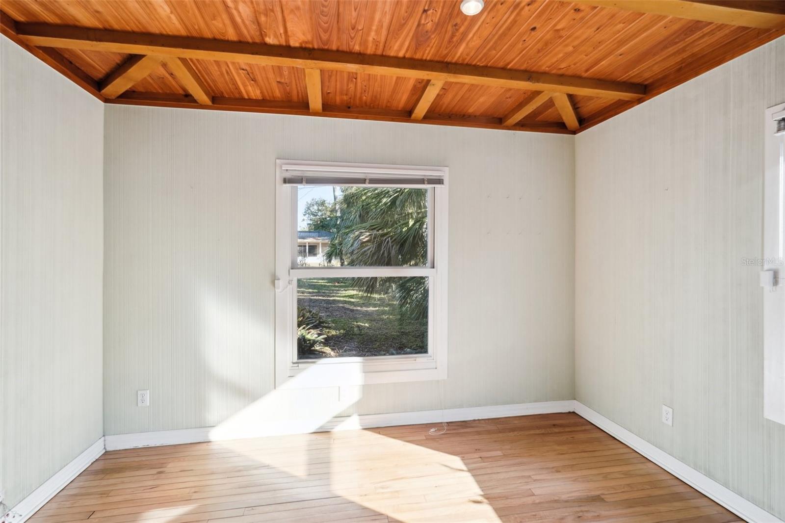 Image 27 of 47 For 349 Scott Avenue