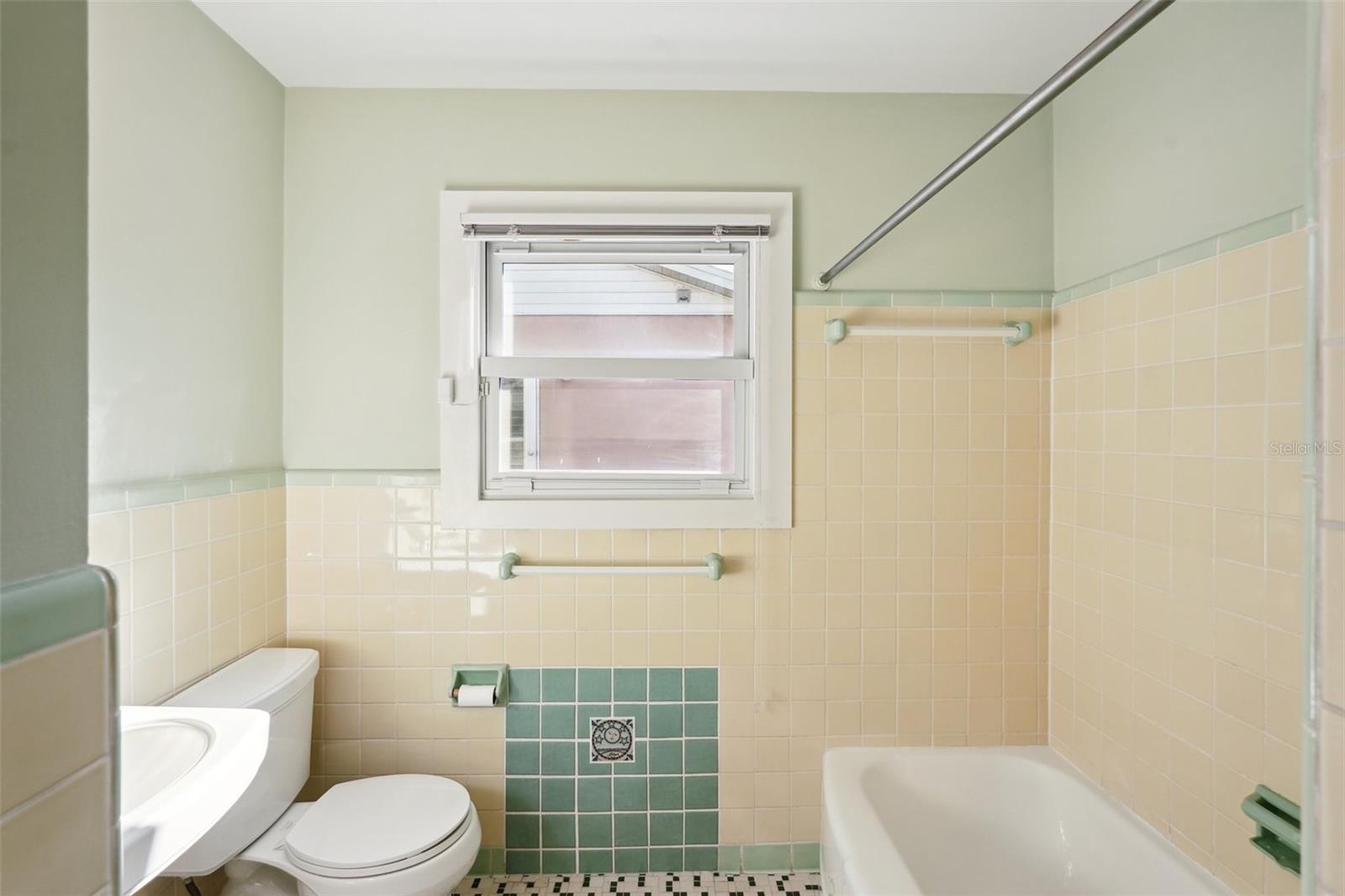 Image 28 of 47 For 349 Scott Avenue