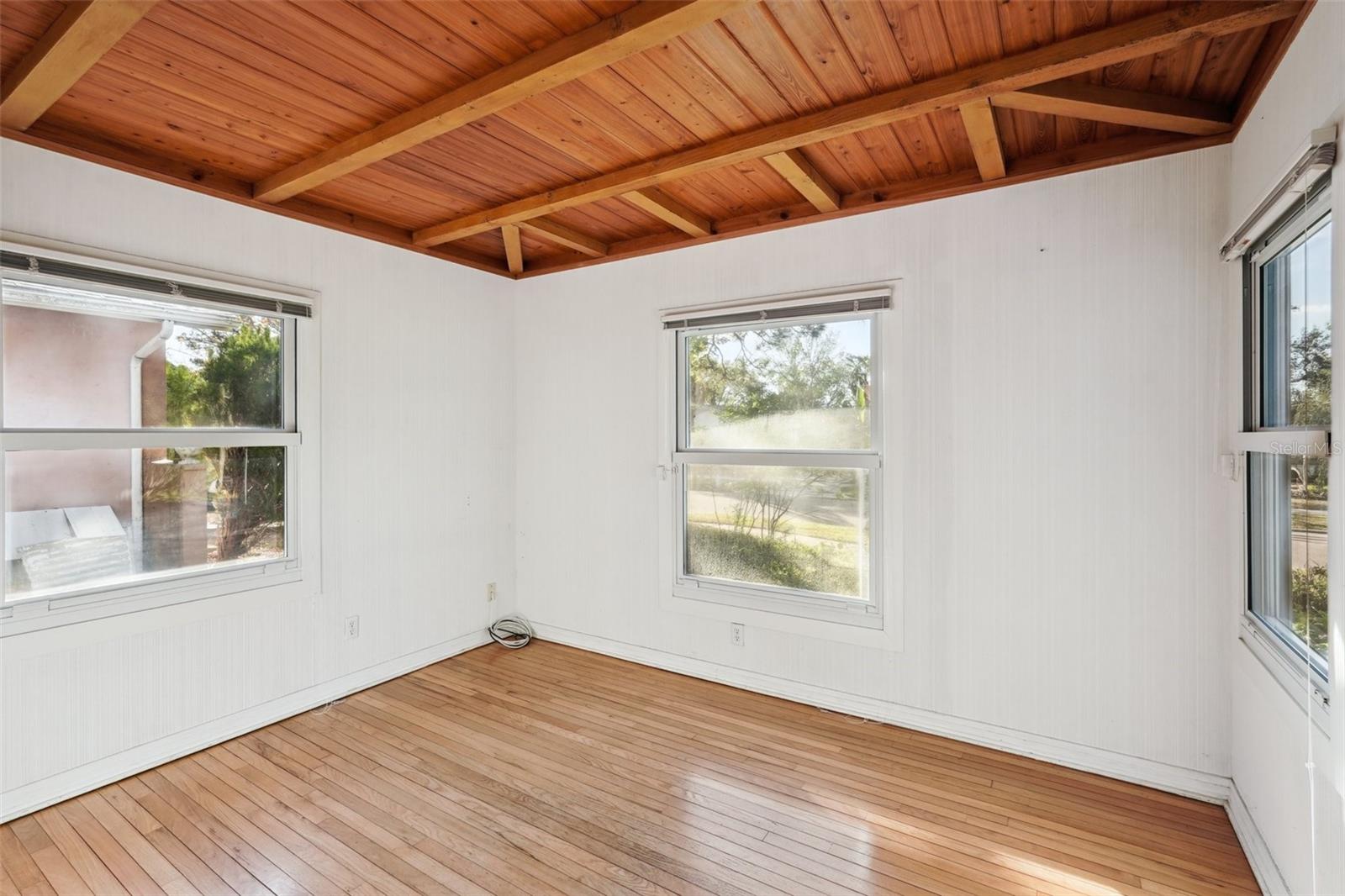 Image 31 of 47 For 349 Scott Avenue