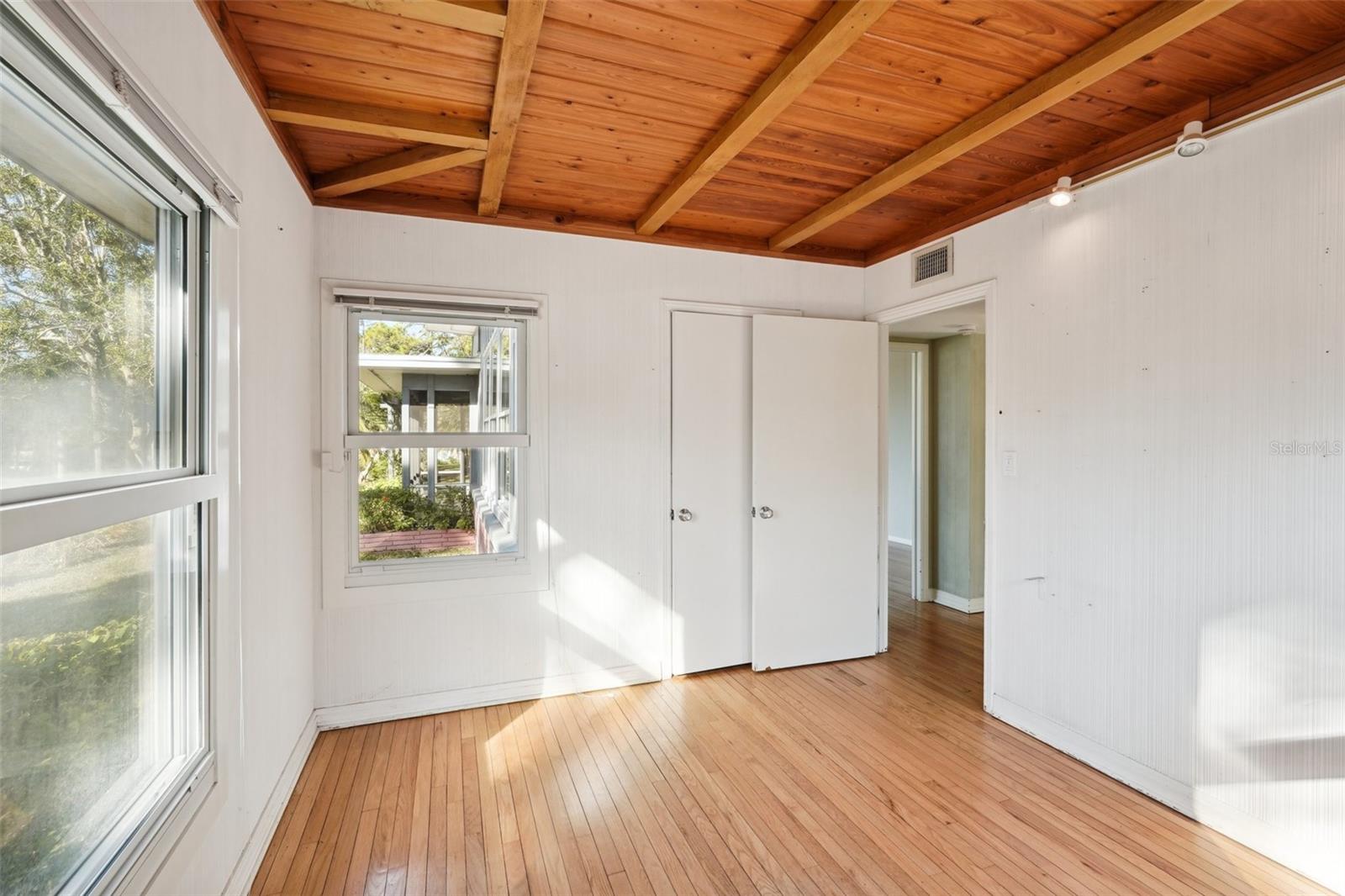 Image 32 of 47 For 349 Scott Avenue