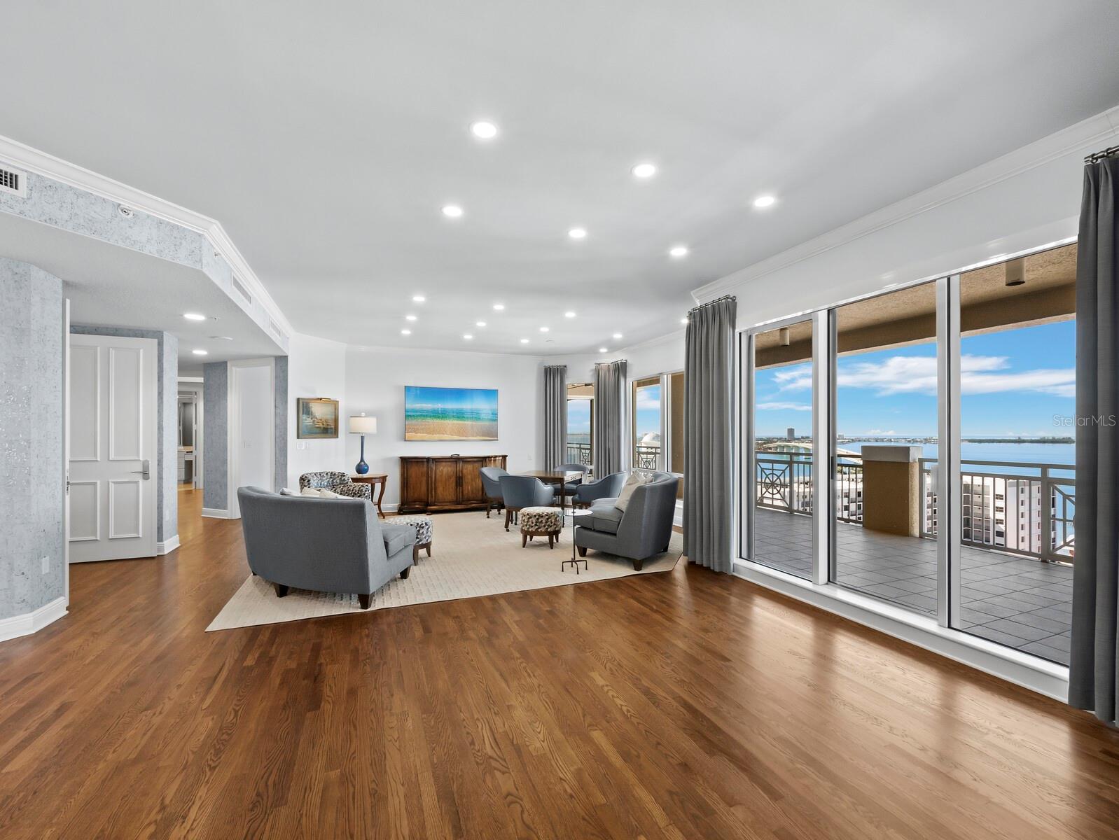 Listing photo id 6 for 35 Watergate Drive 1403