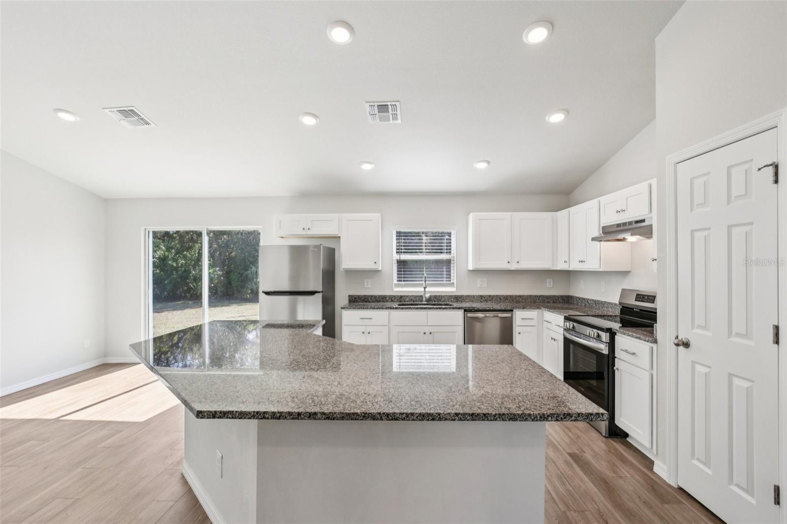 Image 6 of 14 For 1193 Victoria Avenue