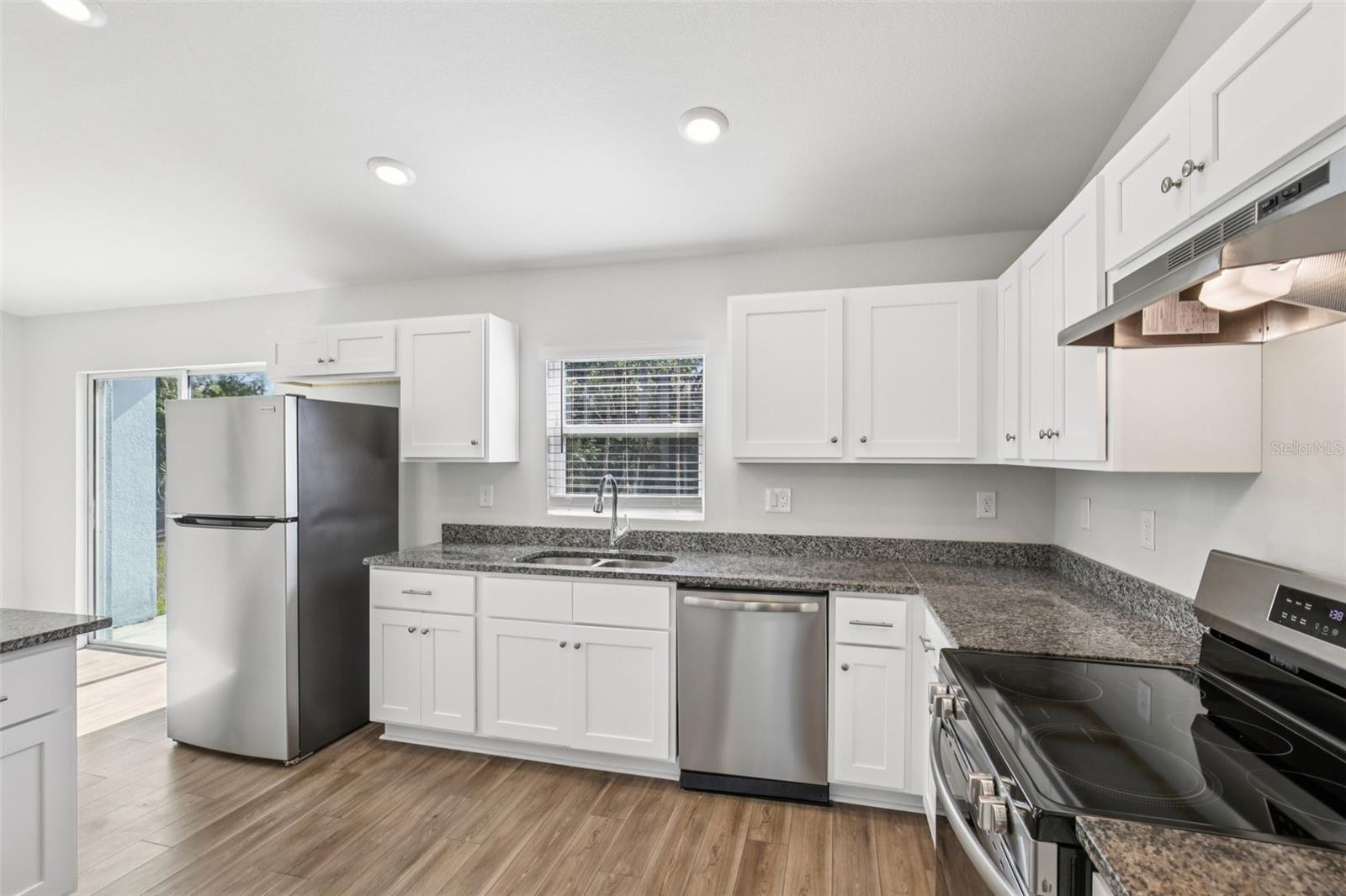 Image 7 of 14 For 1193 Victoria Avenue