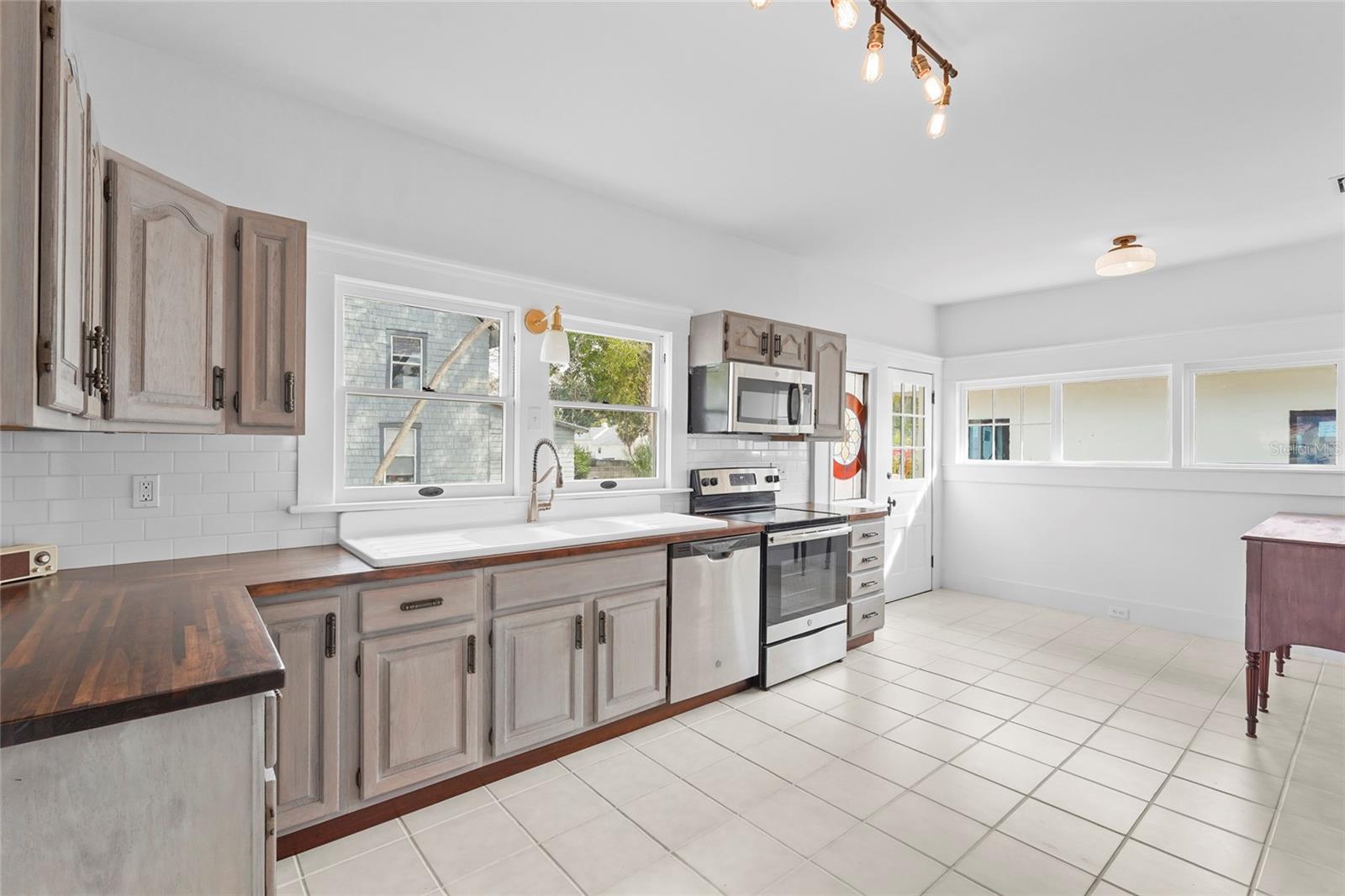 Image 24 of 57 For 1550 3rd Avenue W